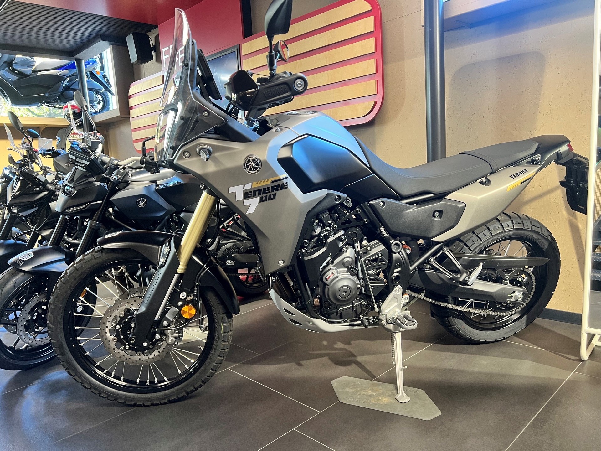YAMAHA Low-showroom-element-1