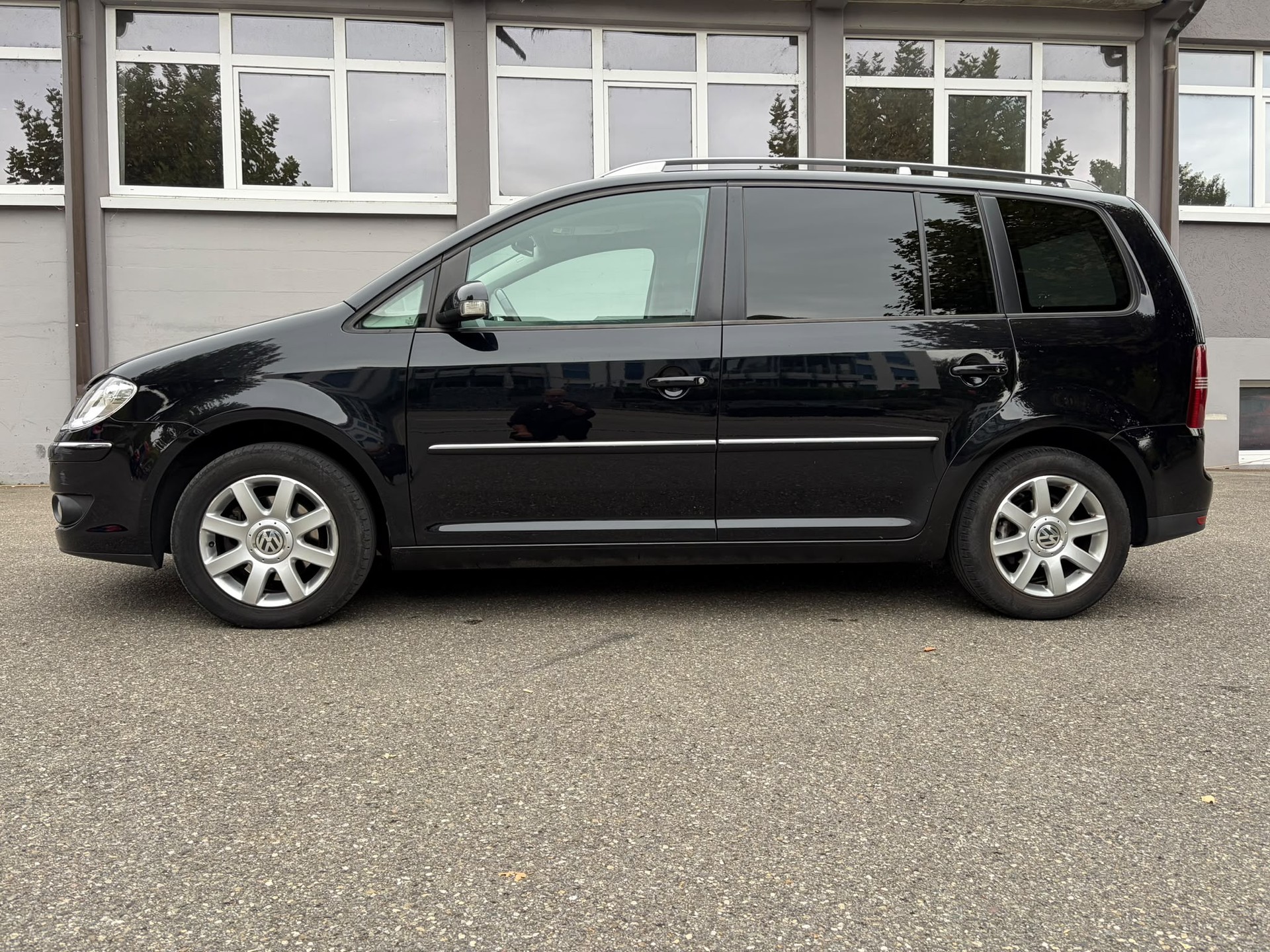 VW Touran 2.0 TDI Highline-image-12