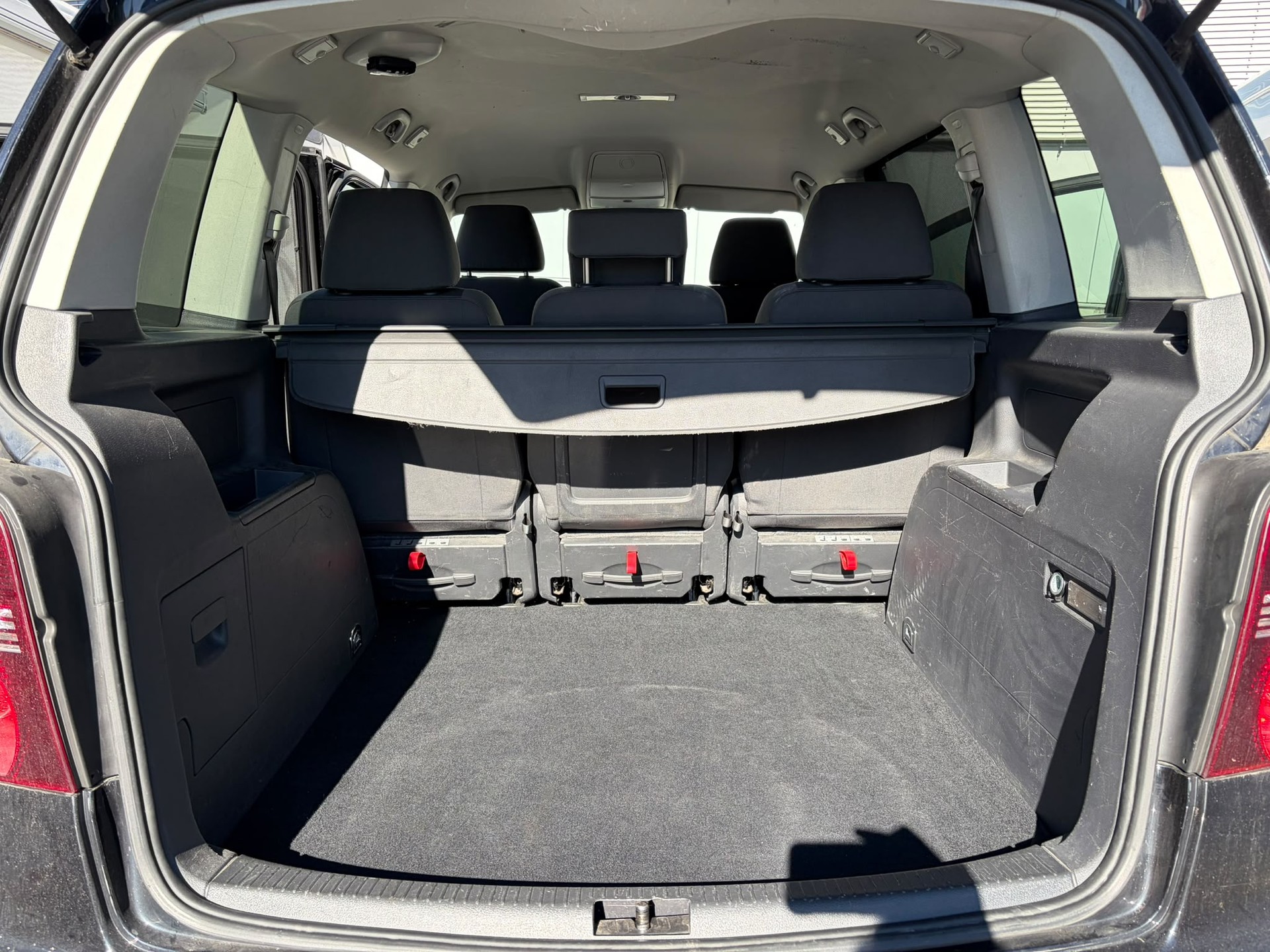 VW Touran 2.0 TDI Highline-image-13