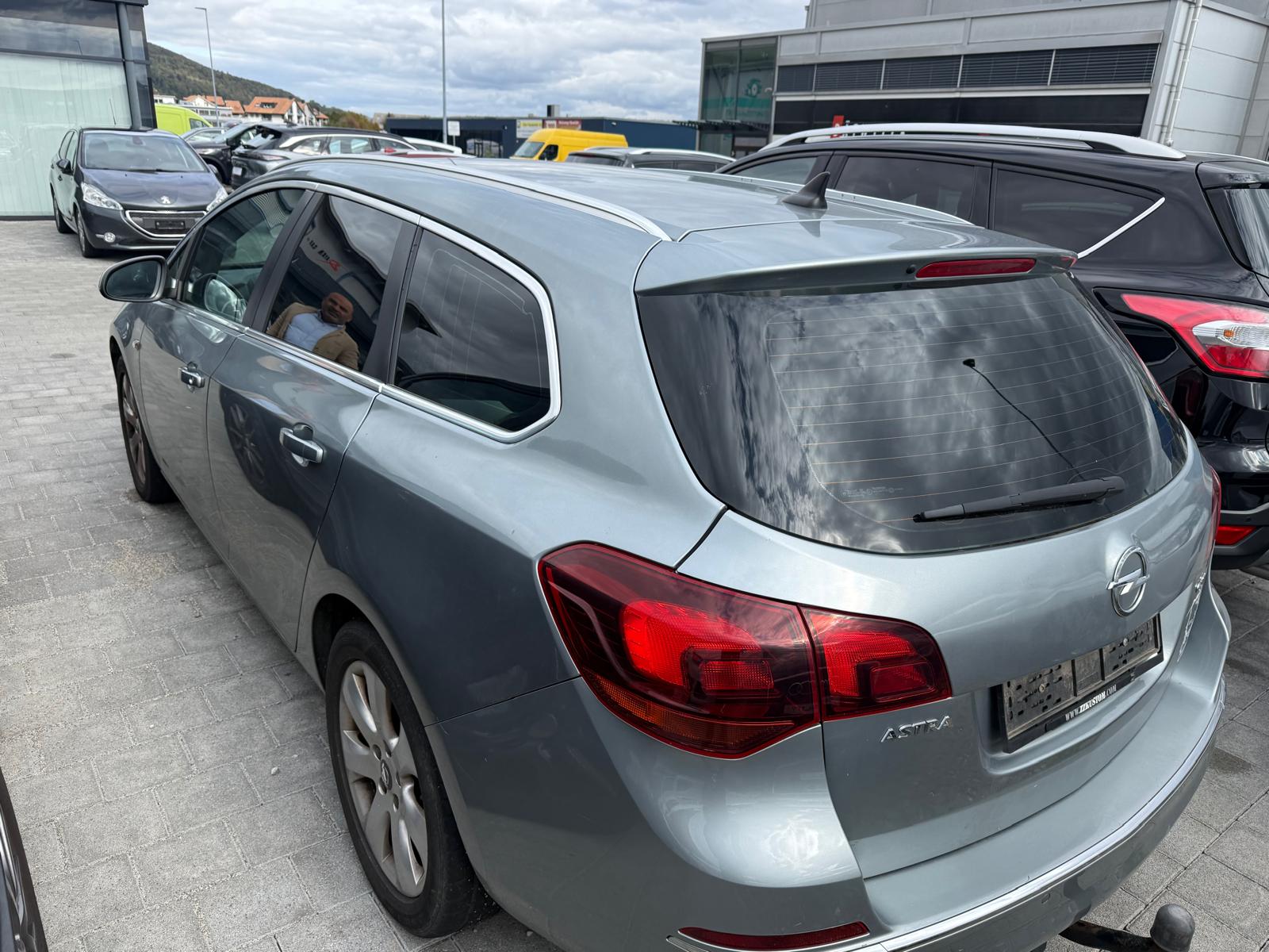 OPEL Astra 2.0 CDTi Cosmo Automatic-image-9