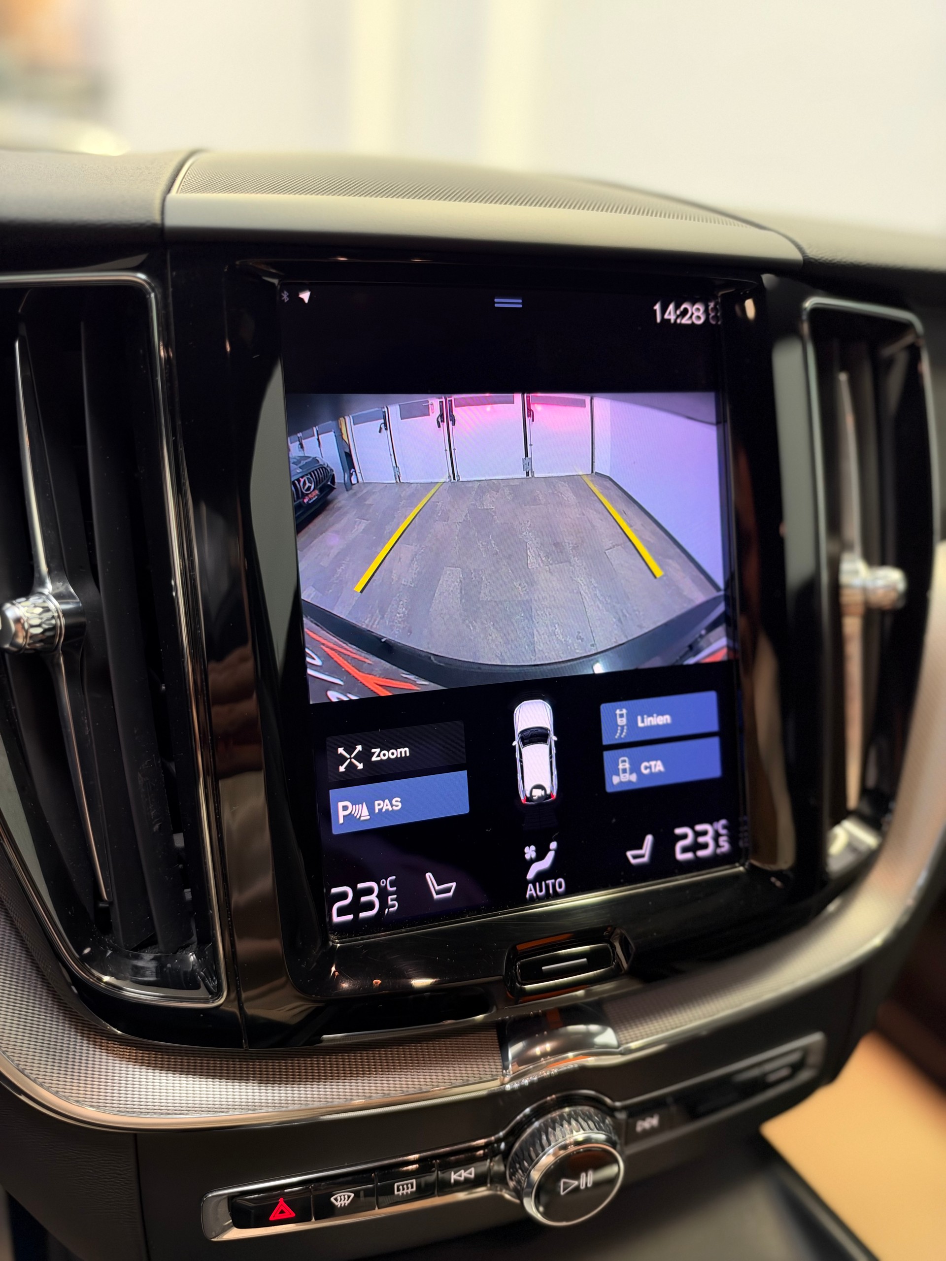 VOLVO XC60 B4 Diesel Mild Hybrid AWD R-Design Geartronic-image-14