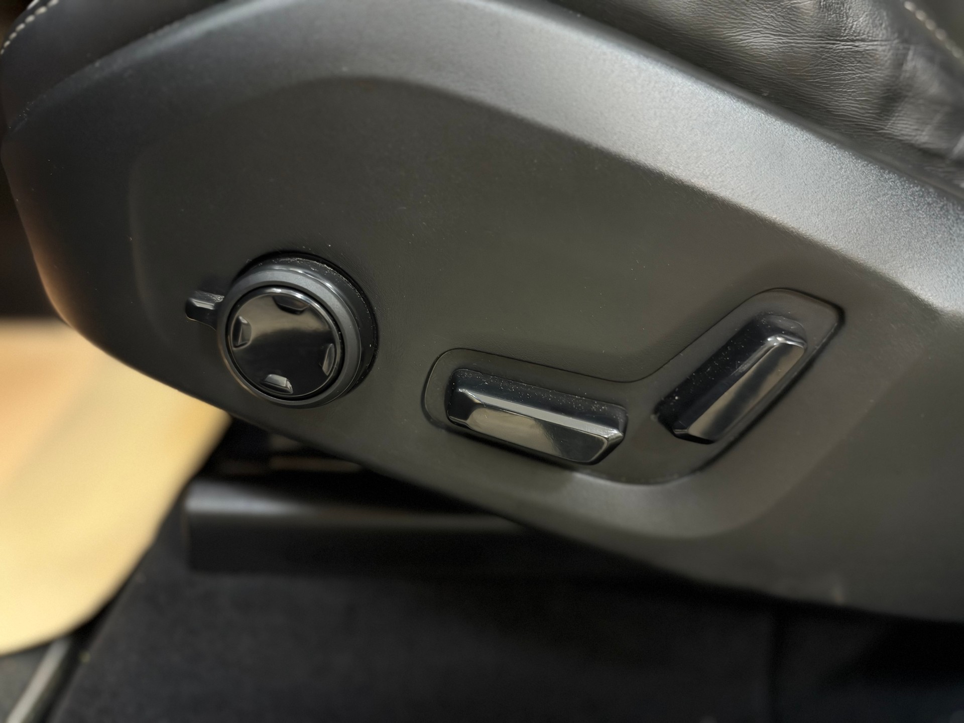 VOLVO XC60 B4 Diesel Mild Hybrid AWD R-Design Geartronic-image-13