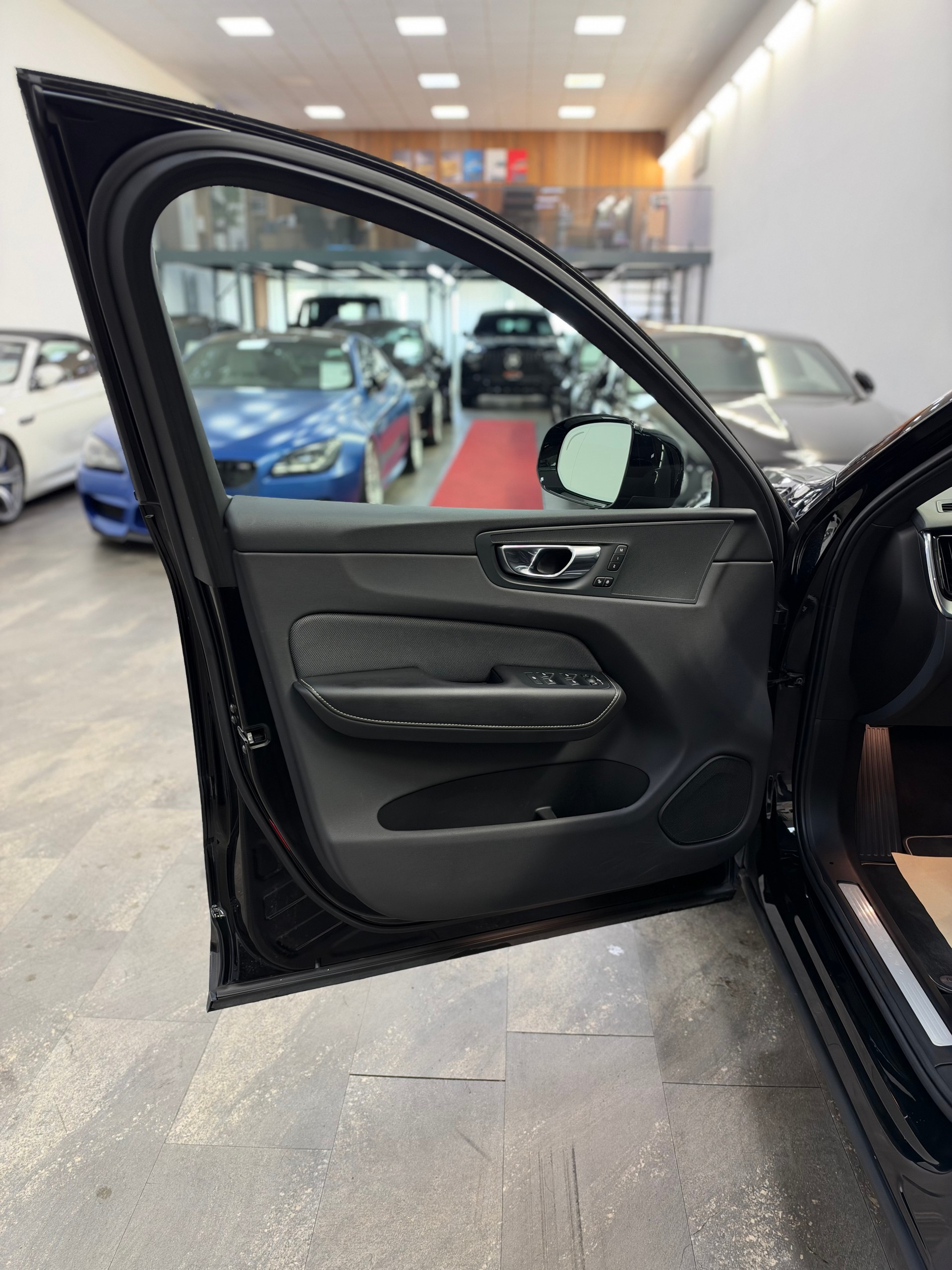VOLVO XC60 B4 Diesel Mild Hybrid AWD R-Design Geartronic-image-17