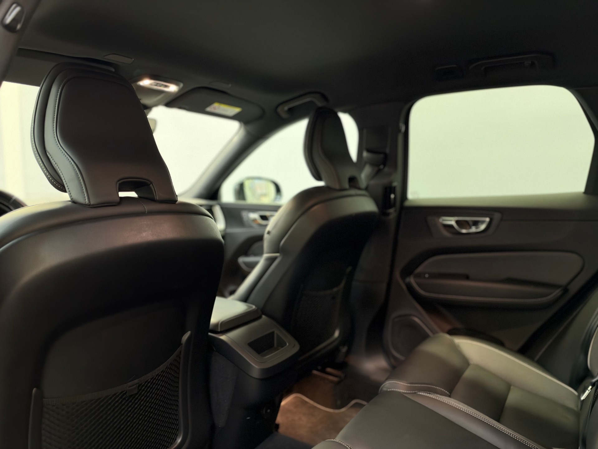 VOLVO XC60 B4 Diesel Mild Hybrid AWD R-Design Geartronic-image-12