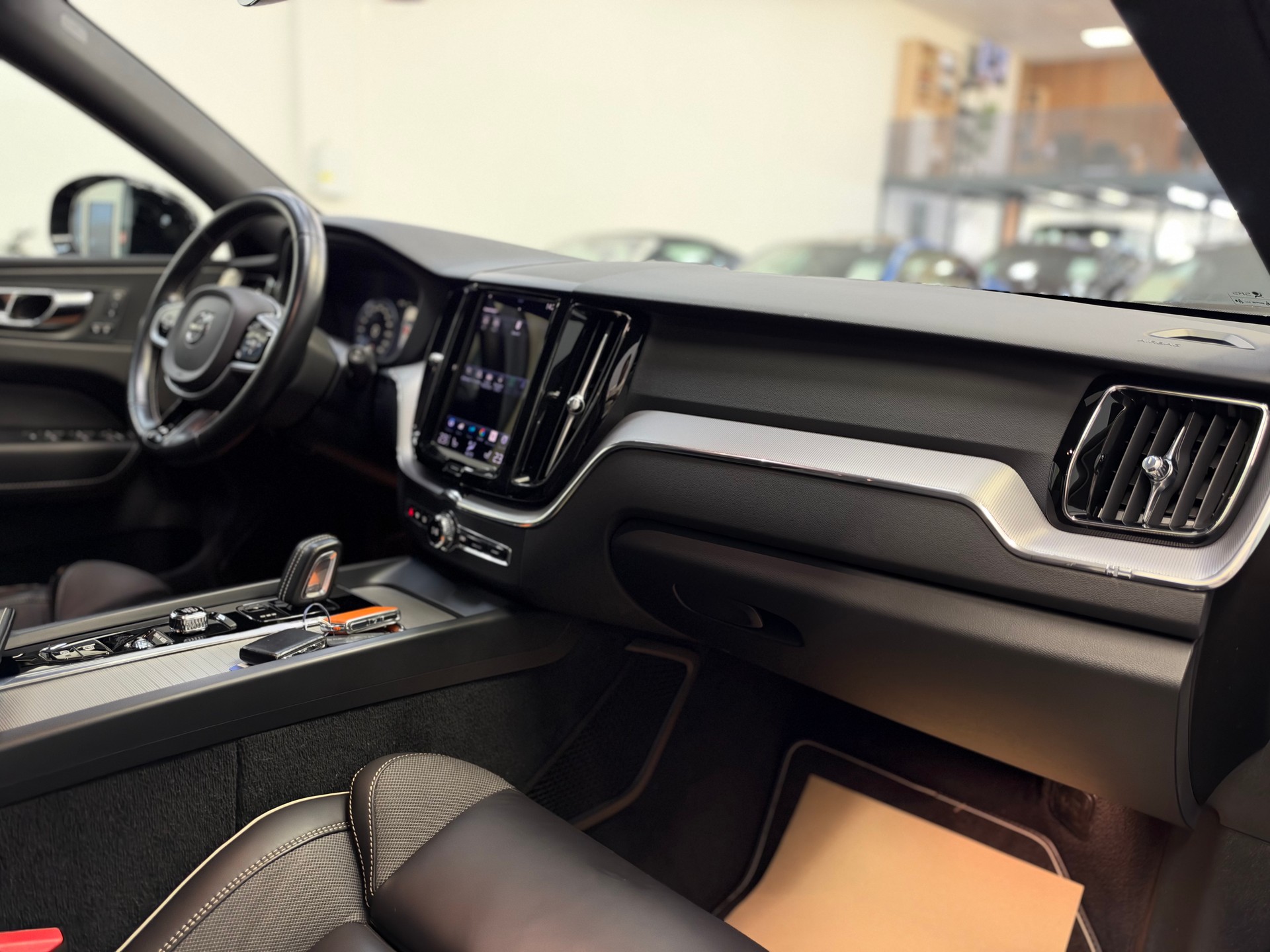 VOLVO XC60 B4 Diesel Mild Hybrid AWD R-Design Geartronic-image-10