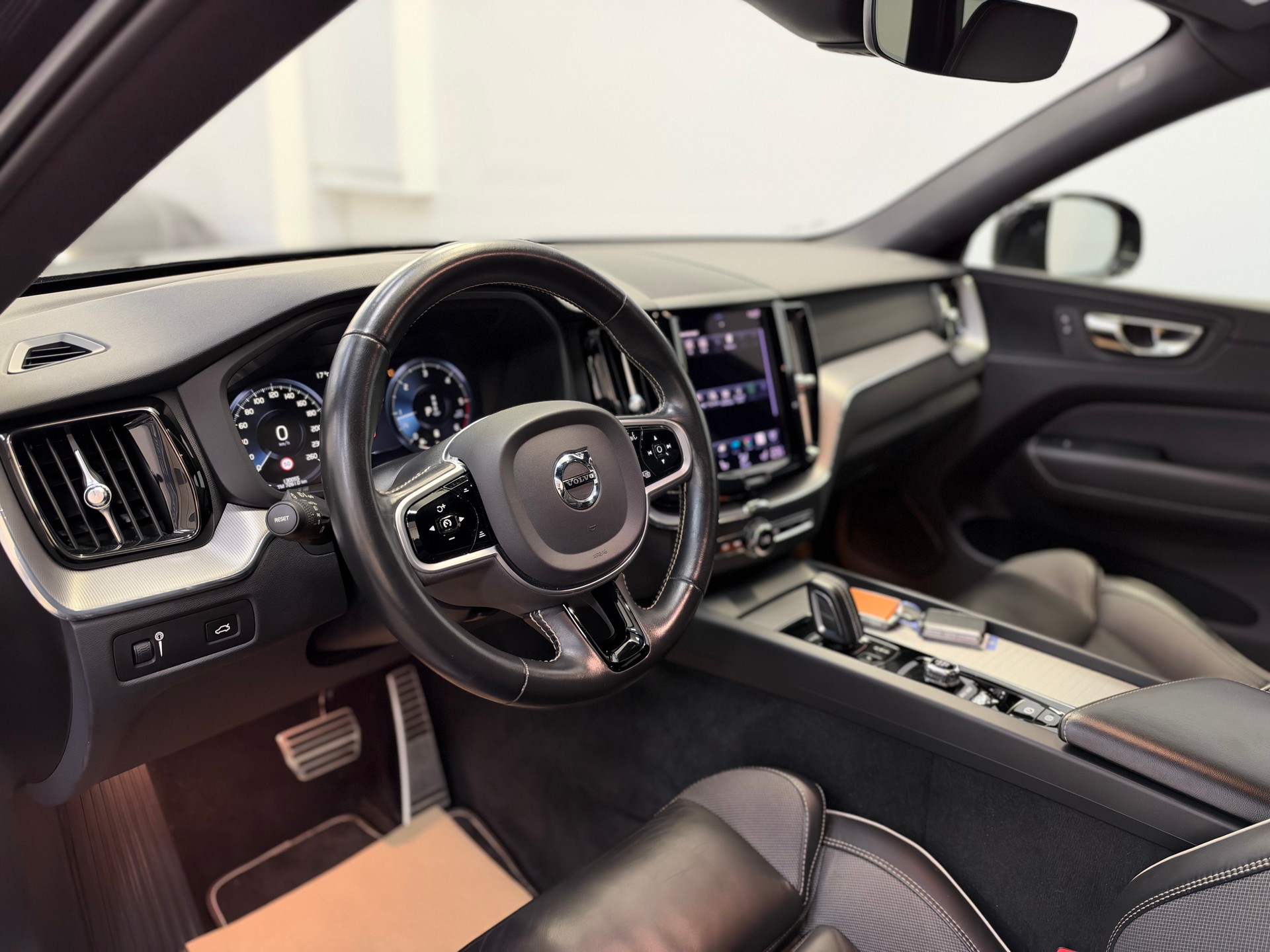 VOLVO XC60 B4 Diesel Mild Hybrid AWD R-Design Geartronic-image-9