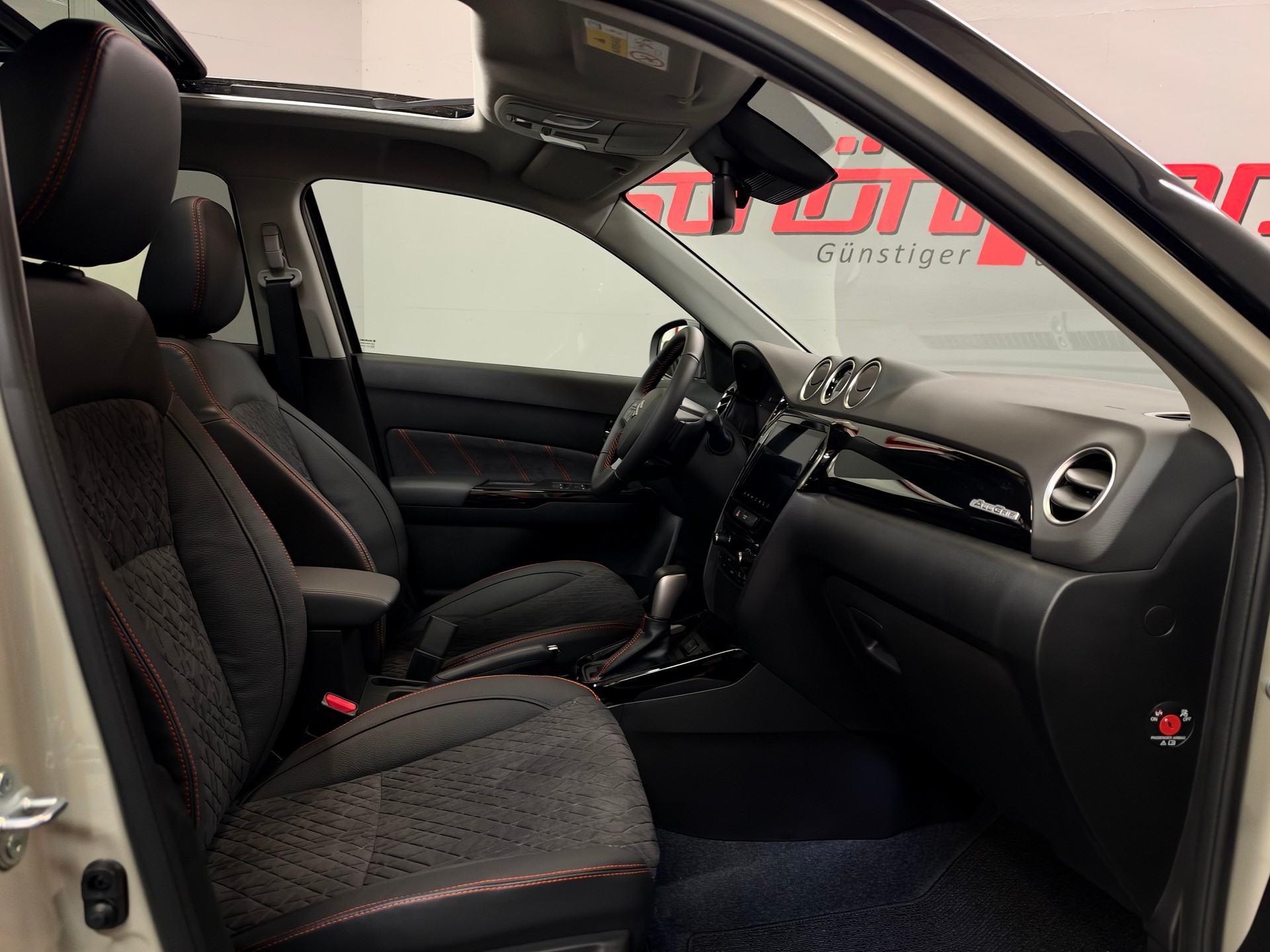 SUZUKI Vitara 1.4 Boosterjet Black Edition Top 4x4 Hybrid Automatic-image-14
