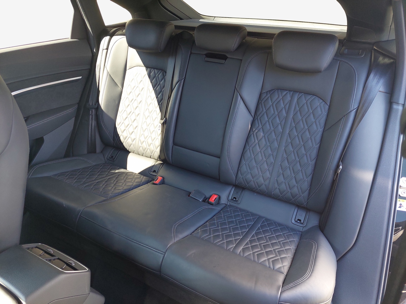 AUDI e-tron S Sportback quattro-image-12