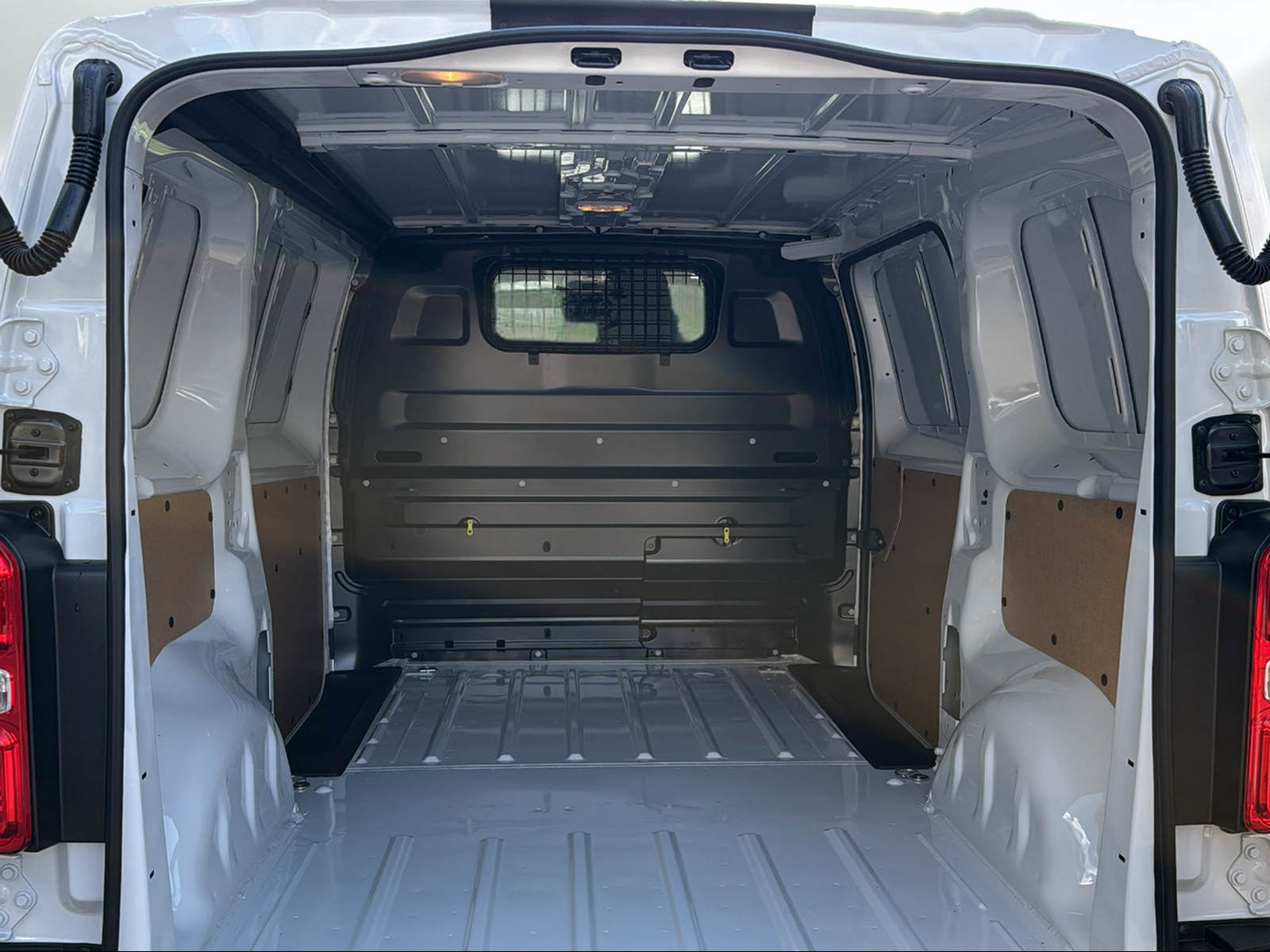 TOYOTA Proace 2.0D Panel Van Medium Active-image-8
