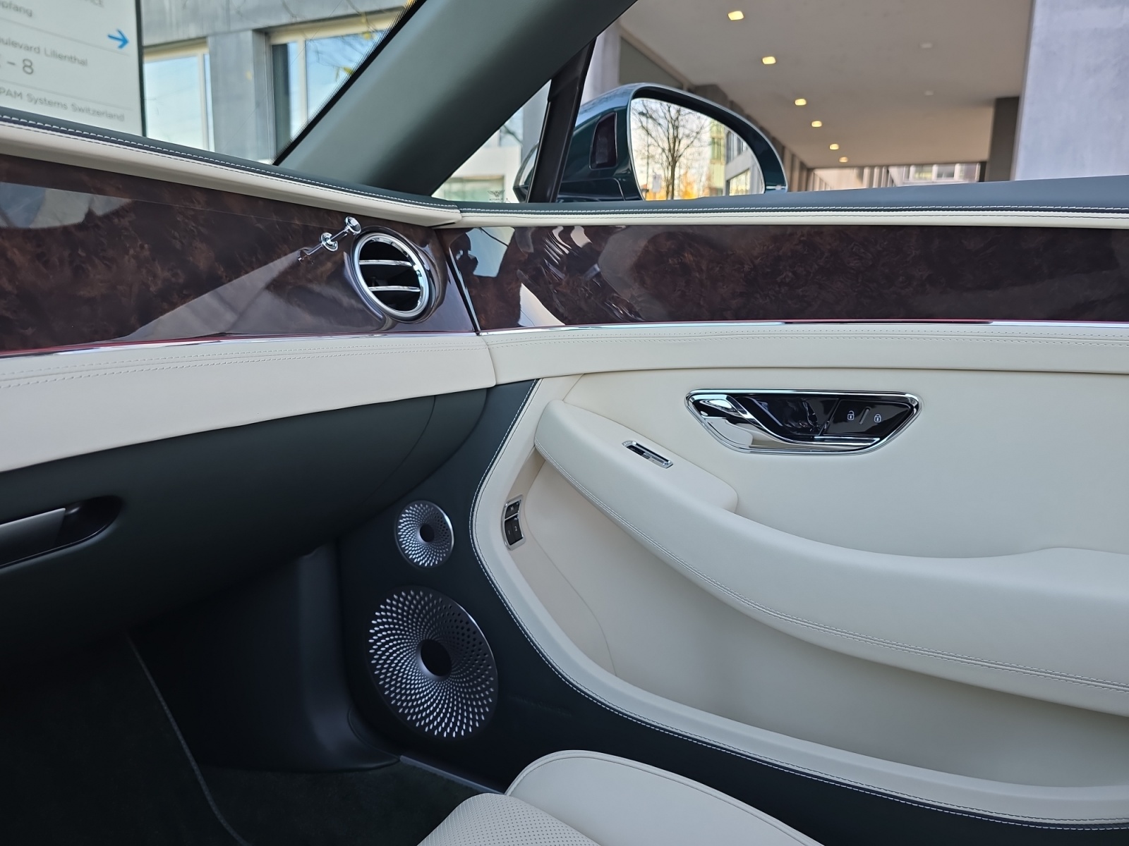 BENTLEY Continental GTC V8 4.0 PHEV 680 PS/ 1.9 % Leasing möglich-image-17