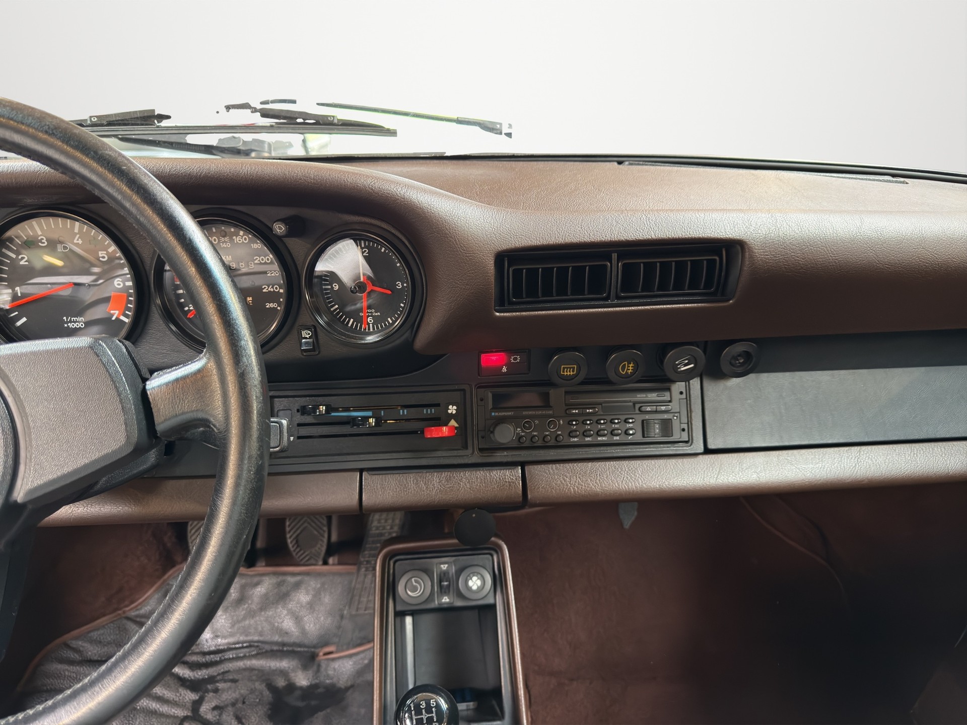 PORSCHE 911 Carrera-image-12