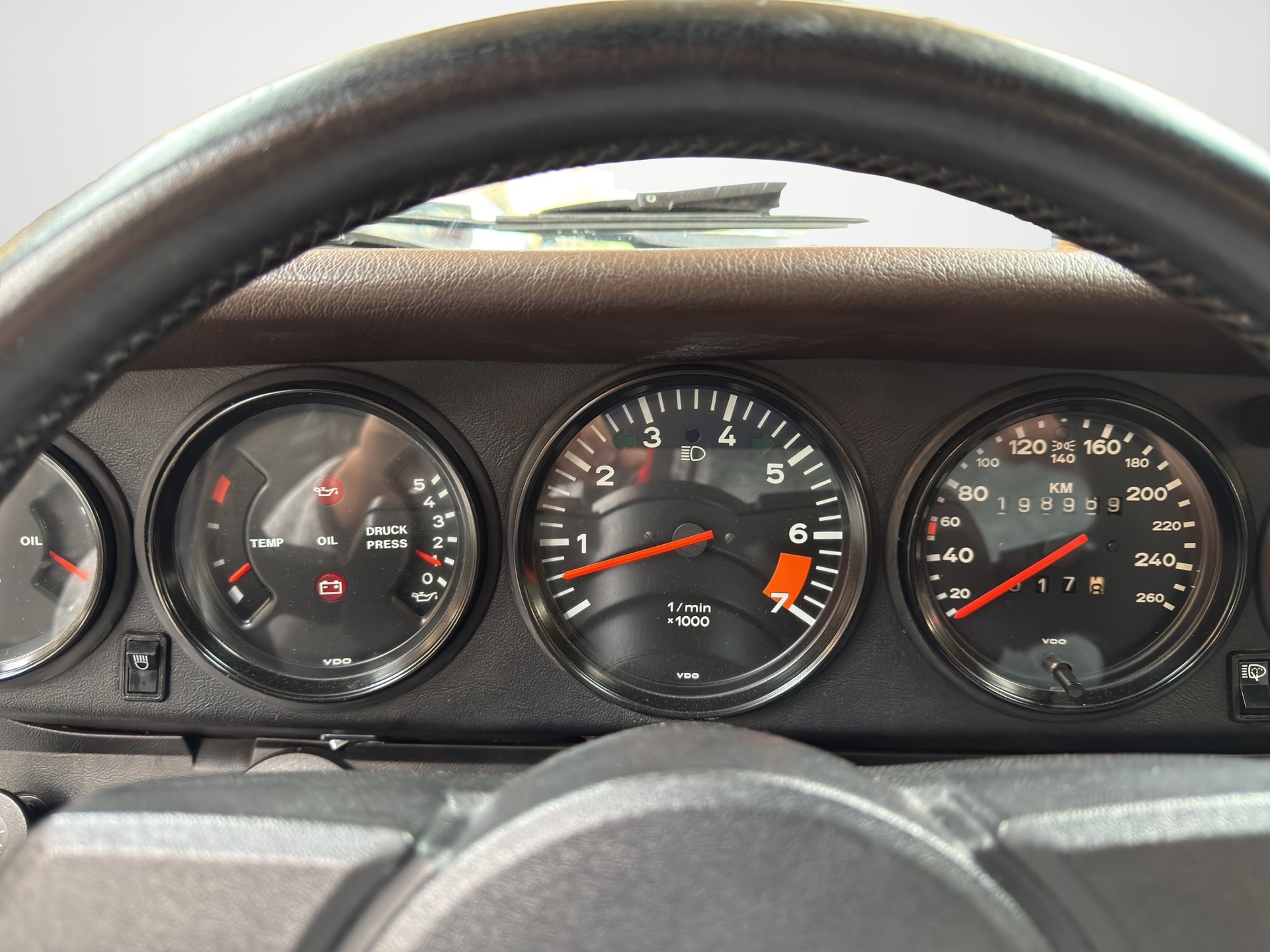 PORSCHE 911 Carrera-image-10