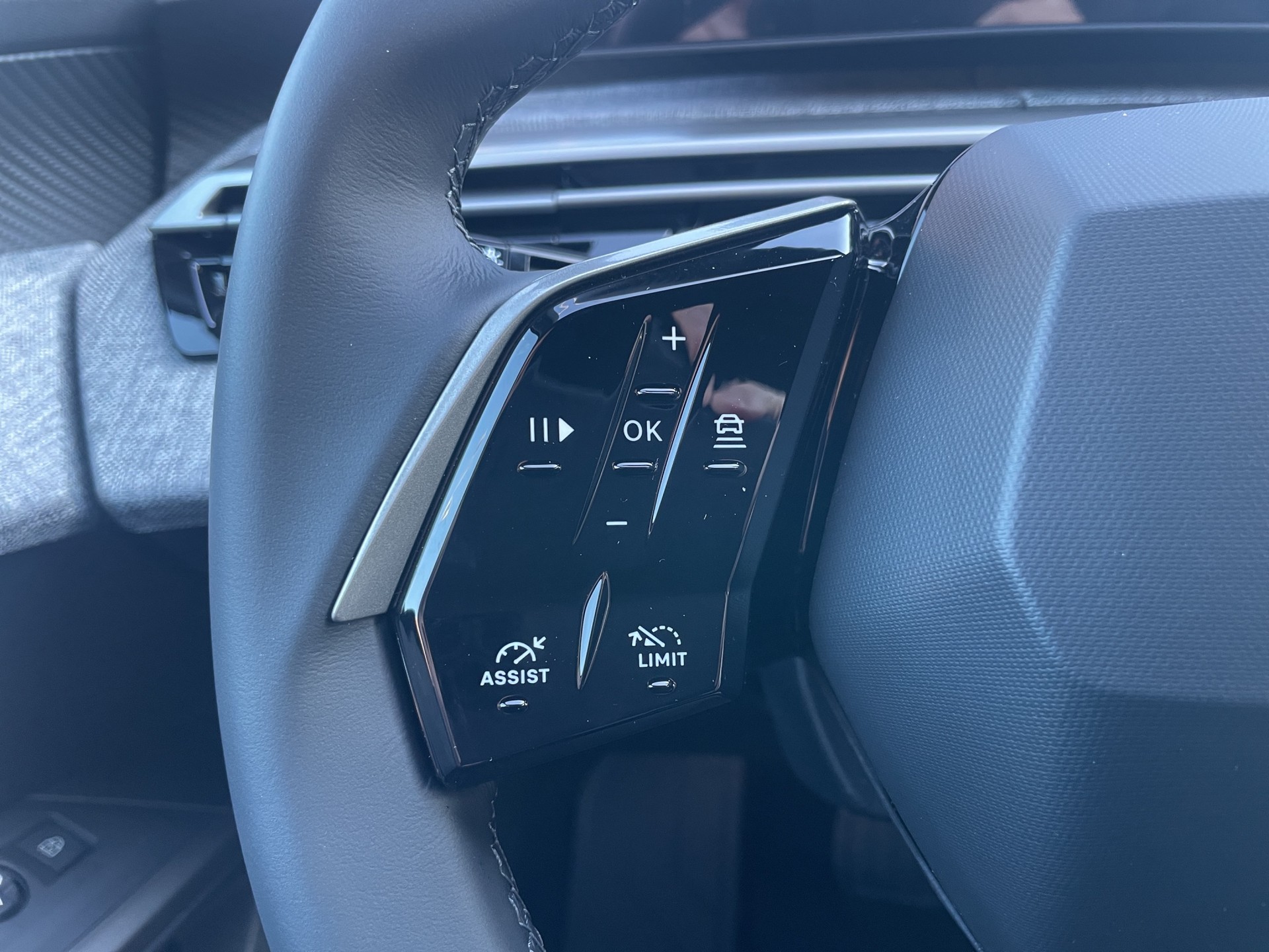 PEUGEOT 3008 1.2 Hybrid Allure Premium-image-8