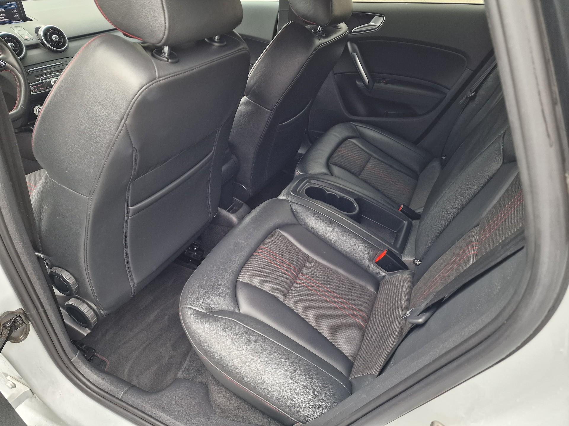 AUDI S1 Sportback 2.0 TFSI Sport quattro-image-12