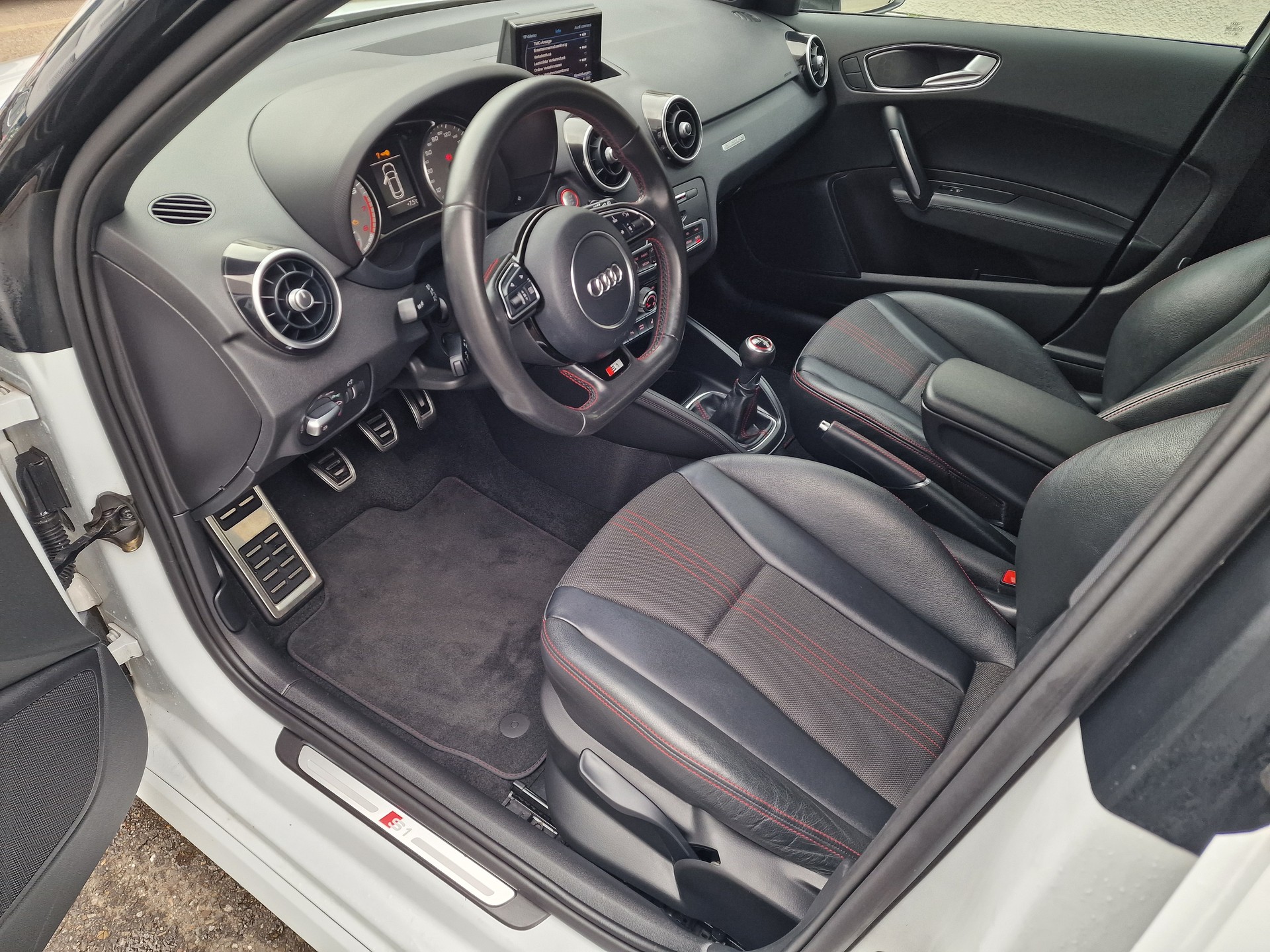 AUDI S1 Sportback 2.0 TFSI Sport quattro-image-8