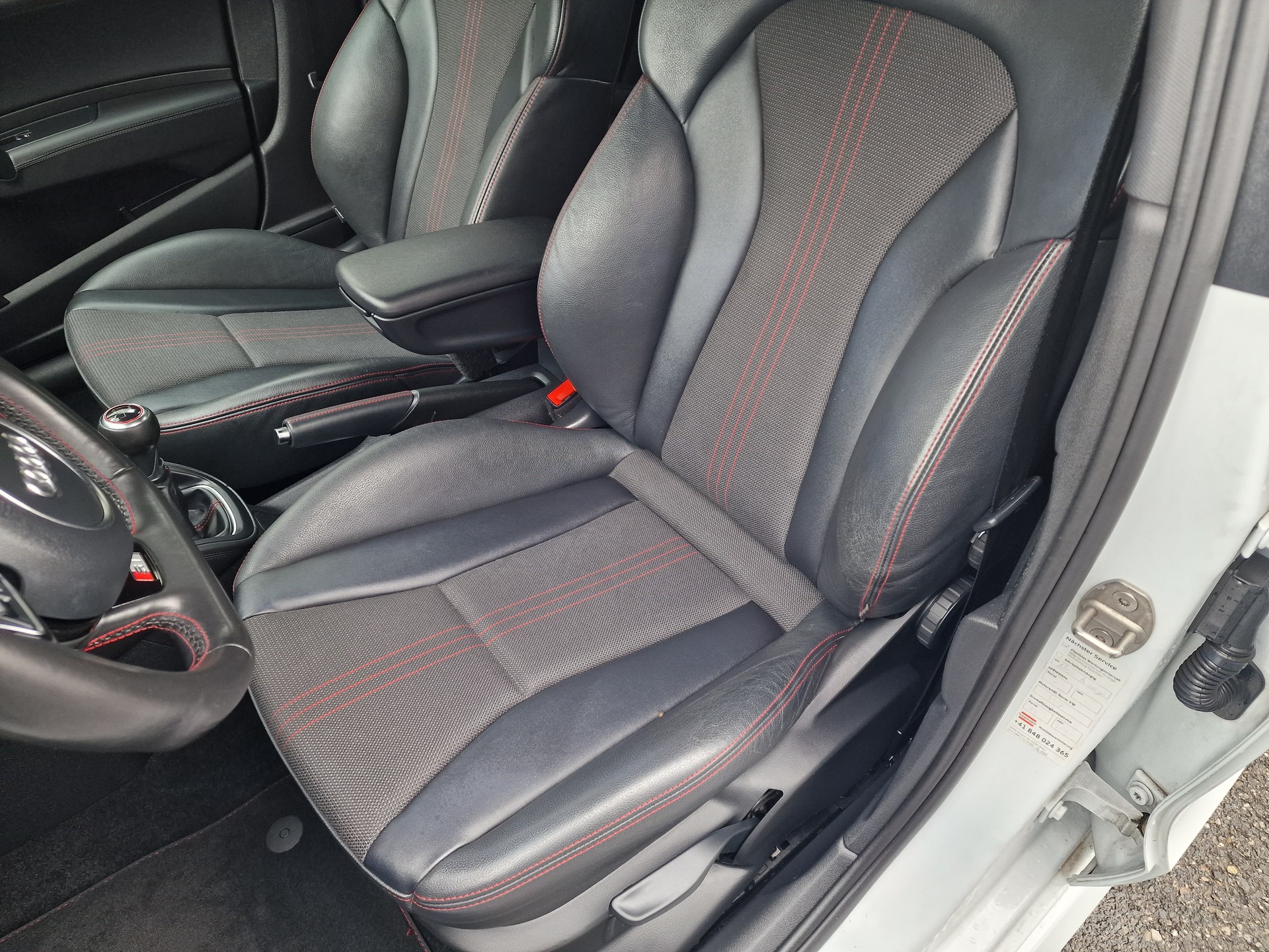 AUDI S1 Sportback 2.0 TFSI Sport quattro-image-9