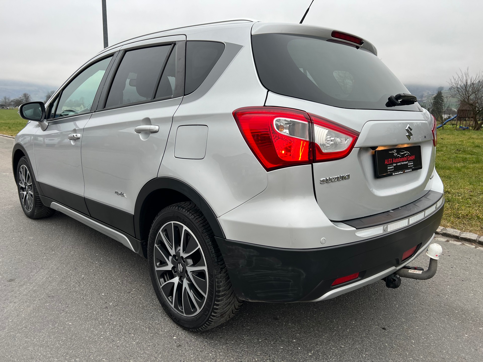 SUZUKI SX4 S-Cross 1.6 TD PizSulai Top 4WD TCSS-image-3