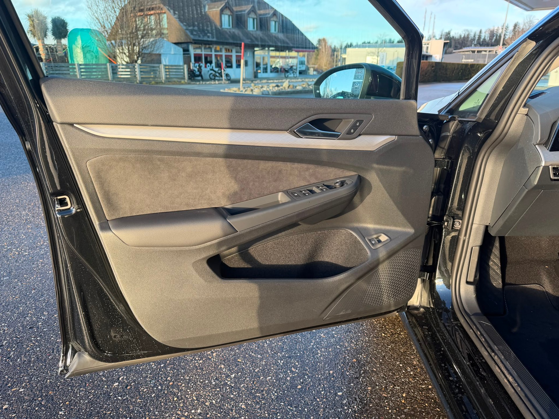 VW Golf 1.5 TSI PHEV Life-image-12