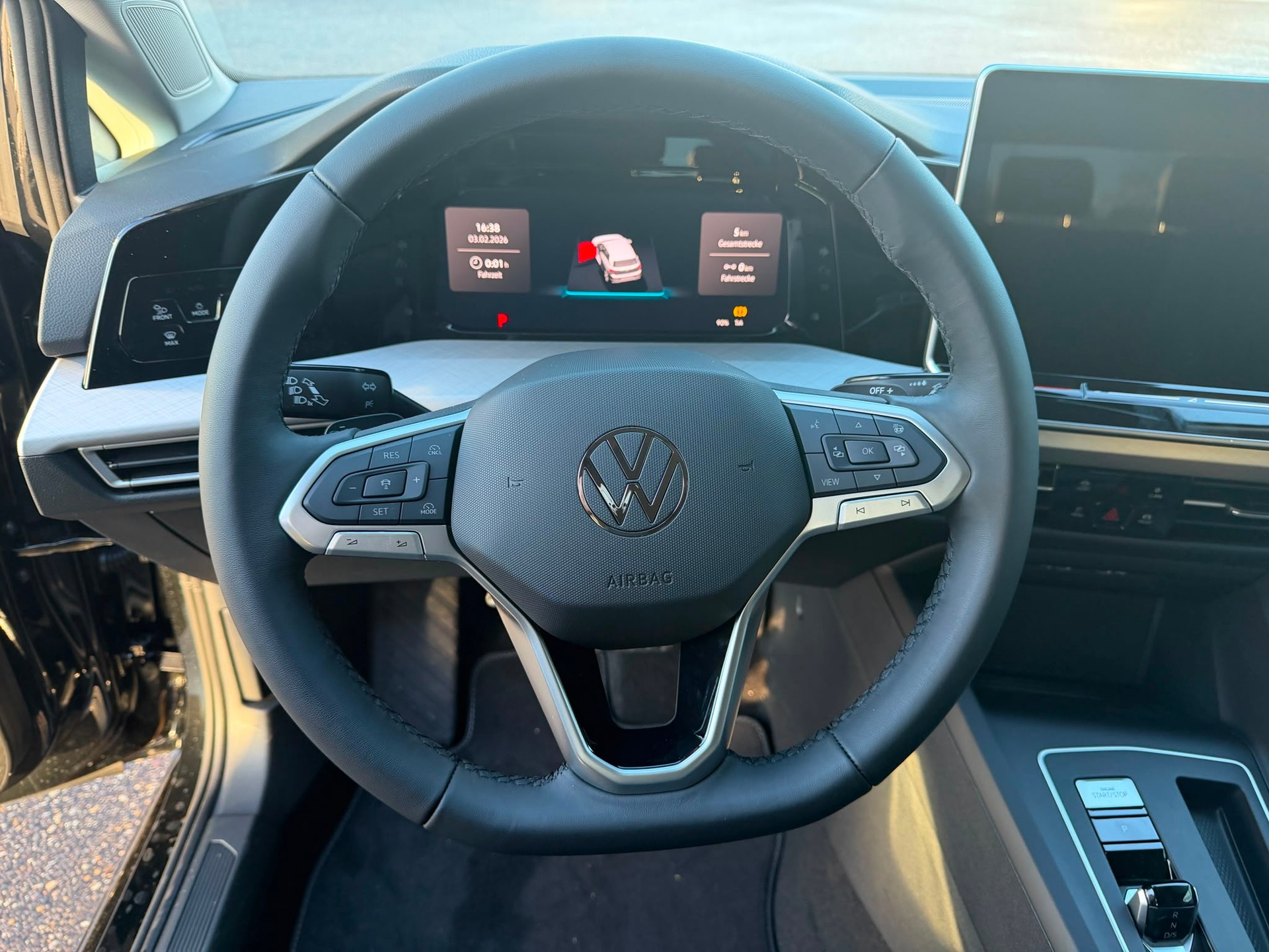 VW Golf 1.5 TSI PHEV Life-image-16