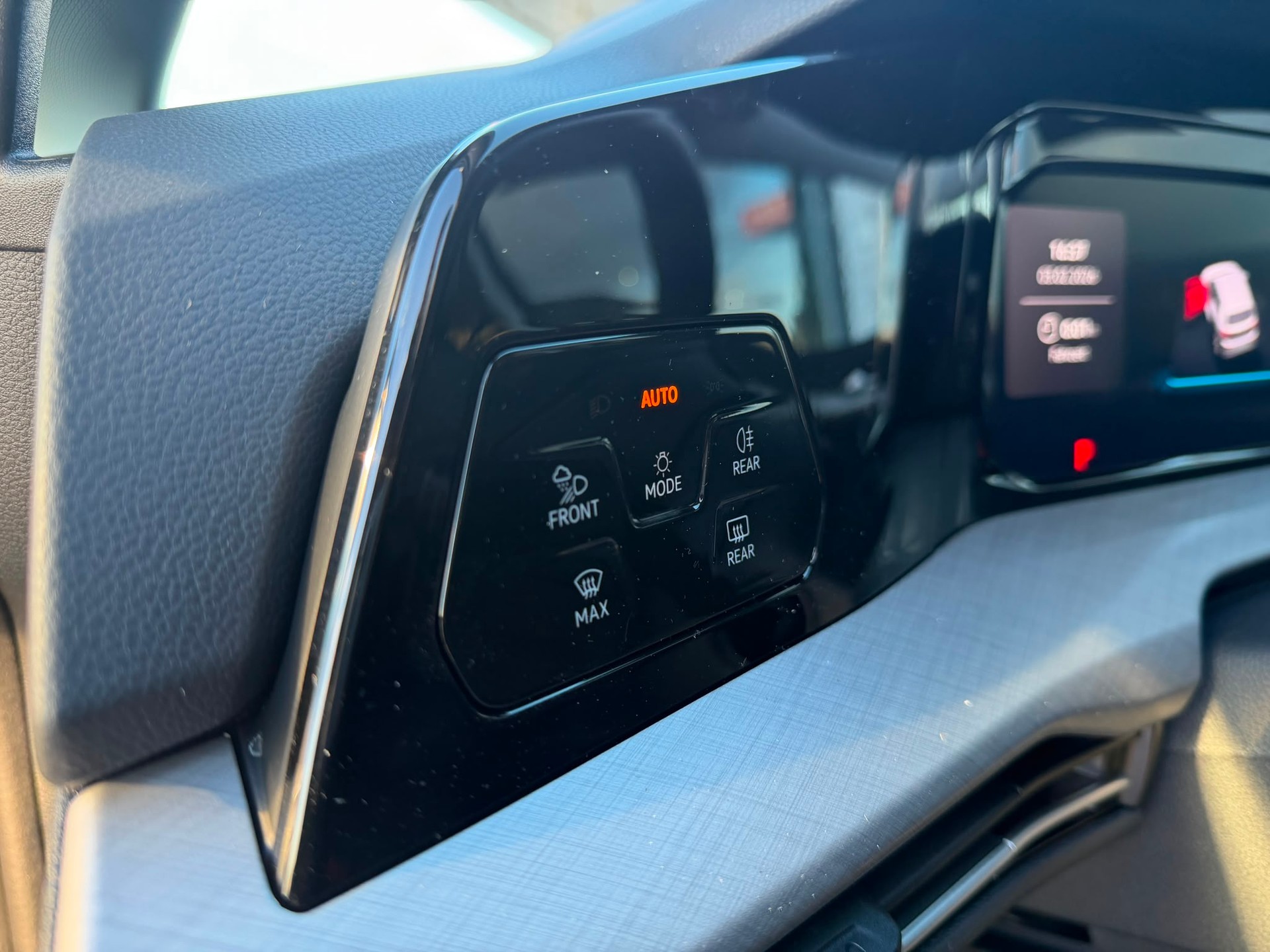 VW Golf 1.5 TSI PHEV Life-image-14