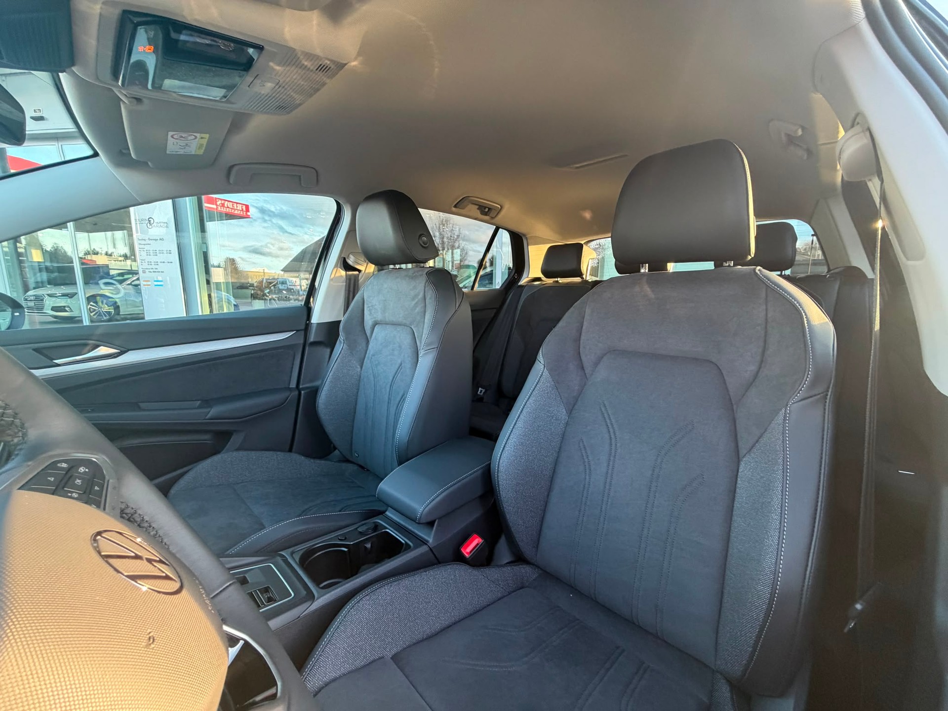 VW Golf 1.5 TSI PHEV Life-image-11