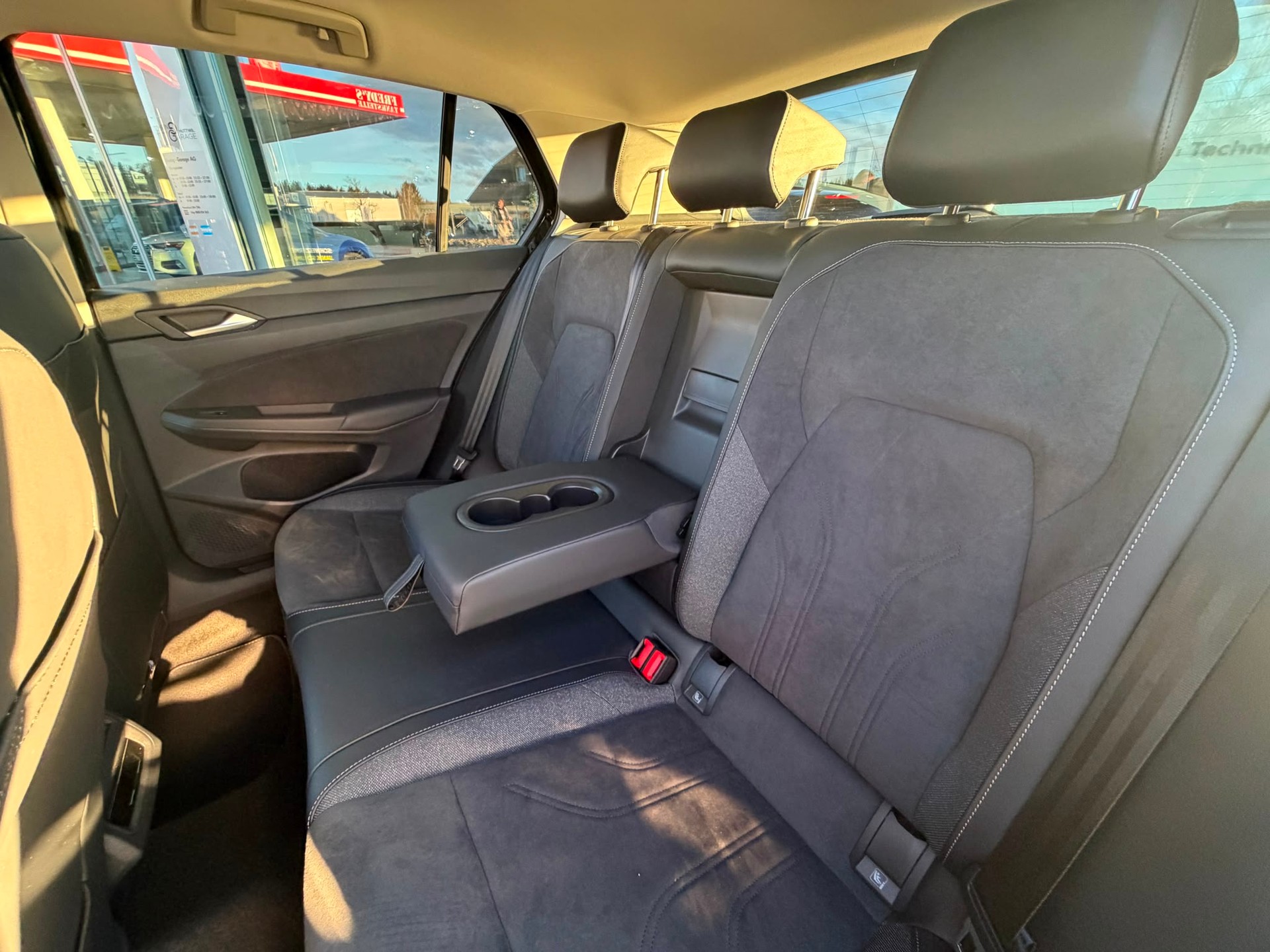 VW Golf 1.5 TSI PHEV Life-image-21