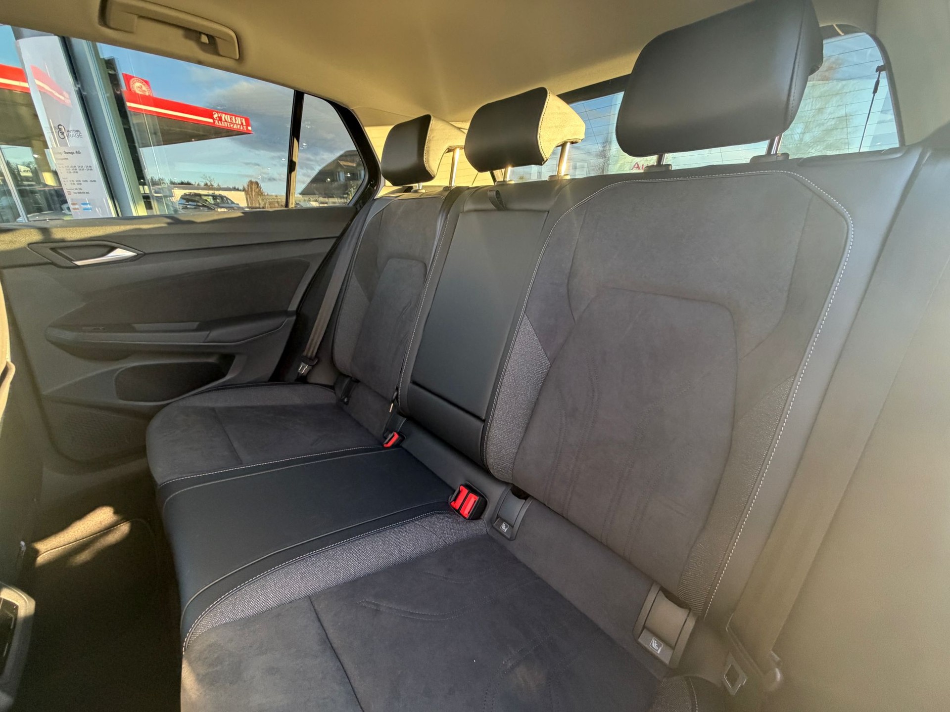 VW Golf 1.5 TSI PHEV Life-image-22
