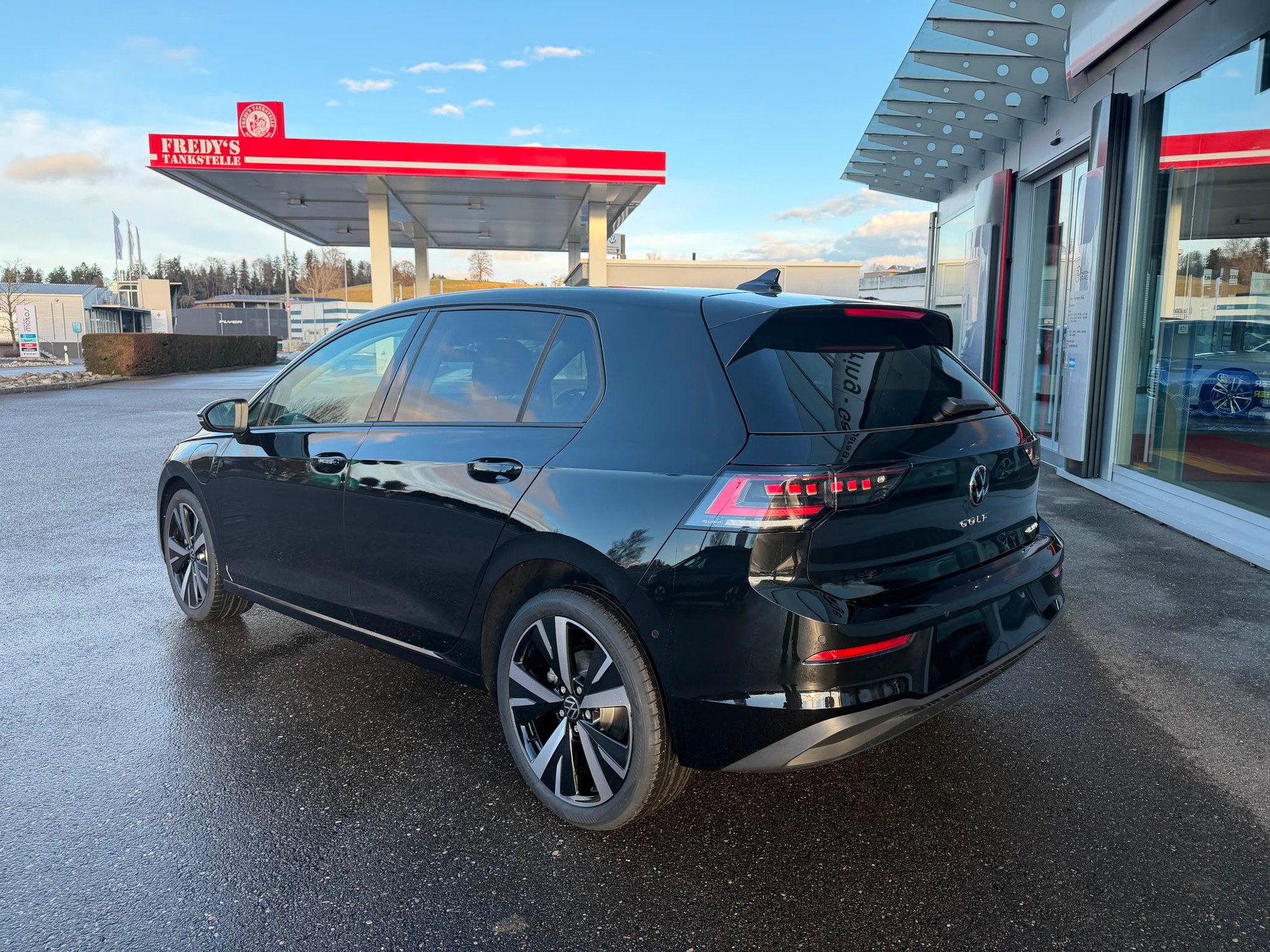 VW Golf 1.5 TSI PHEV Life-image-2