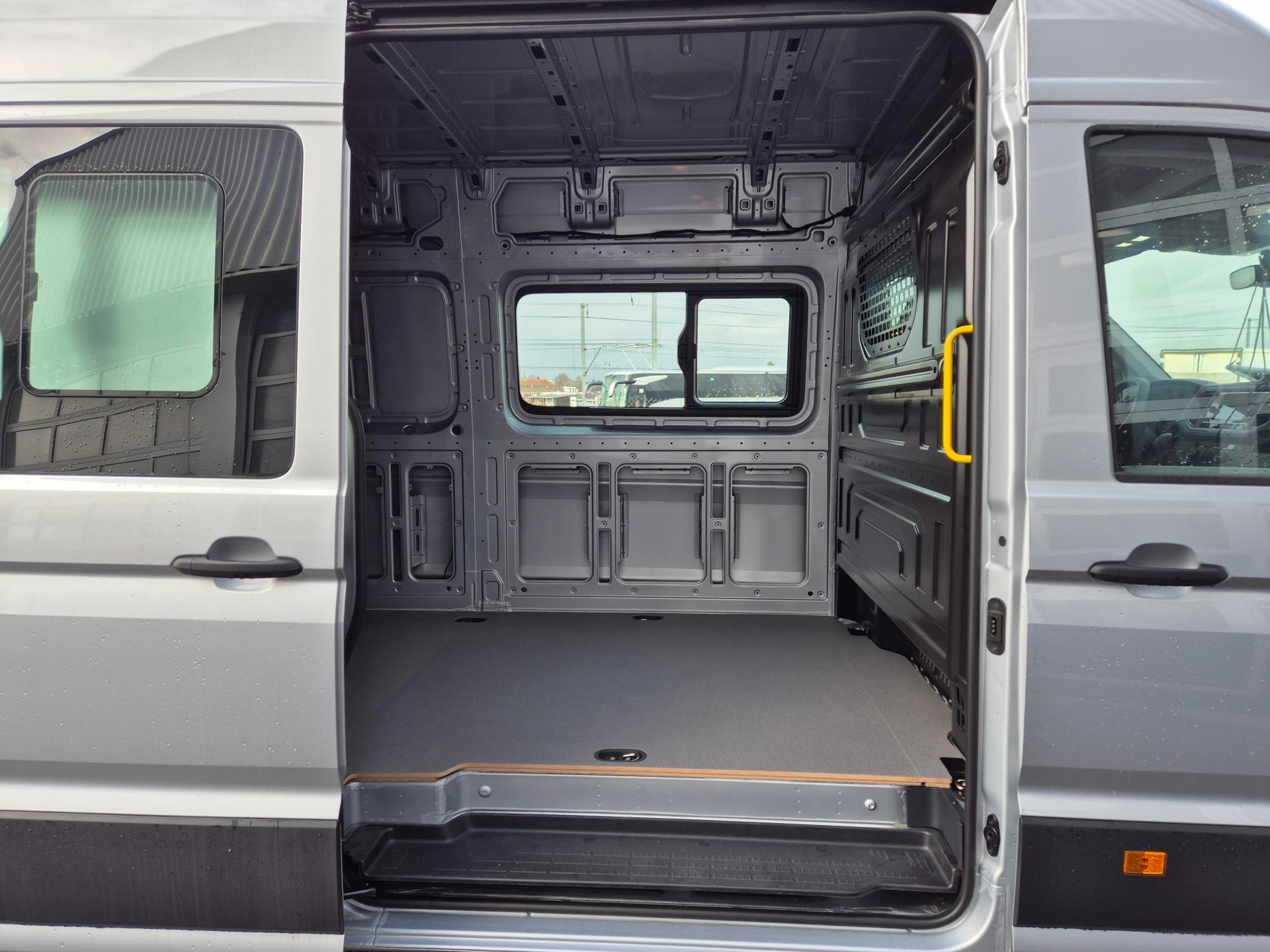 VW Crafter 35 2.0 BiTDI L4 HD A-showroom-element-3