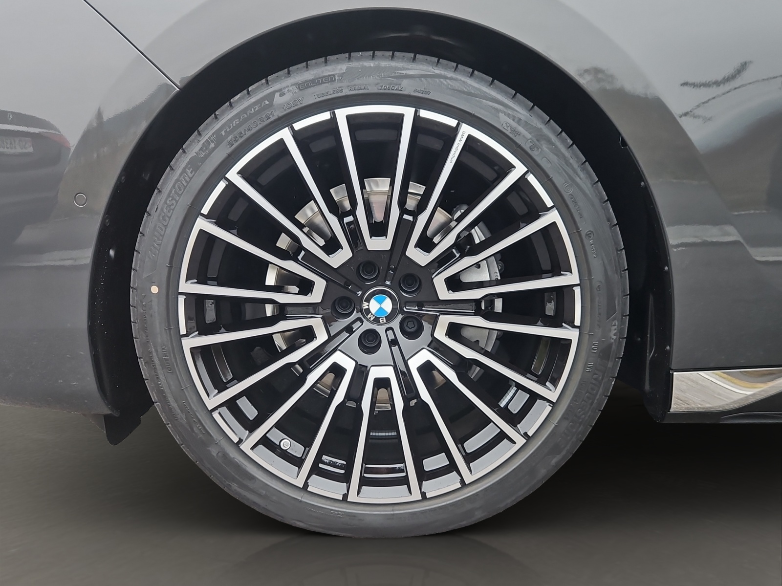BMW 740d xDrive 48V M Sport Steptronic-image-5
