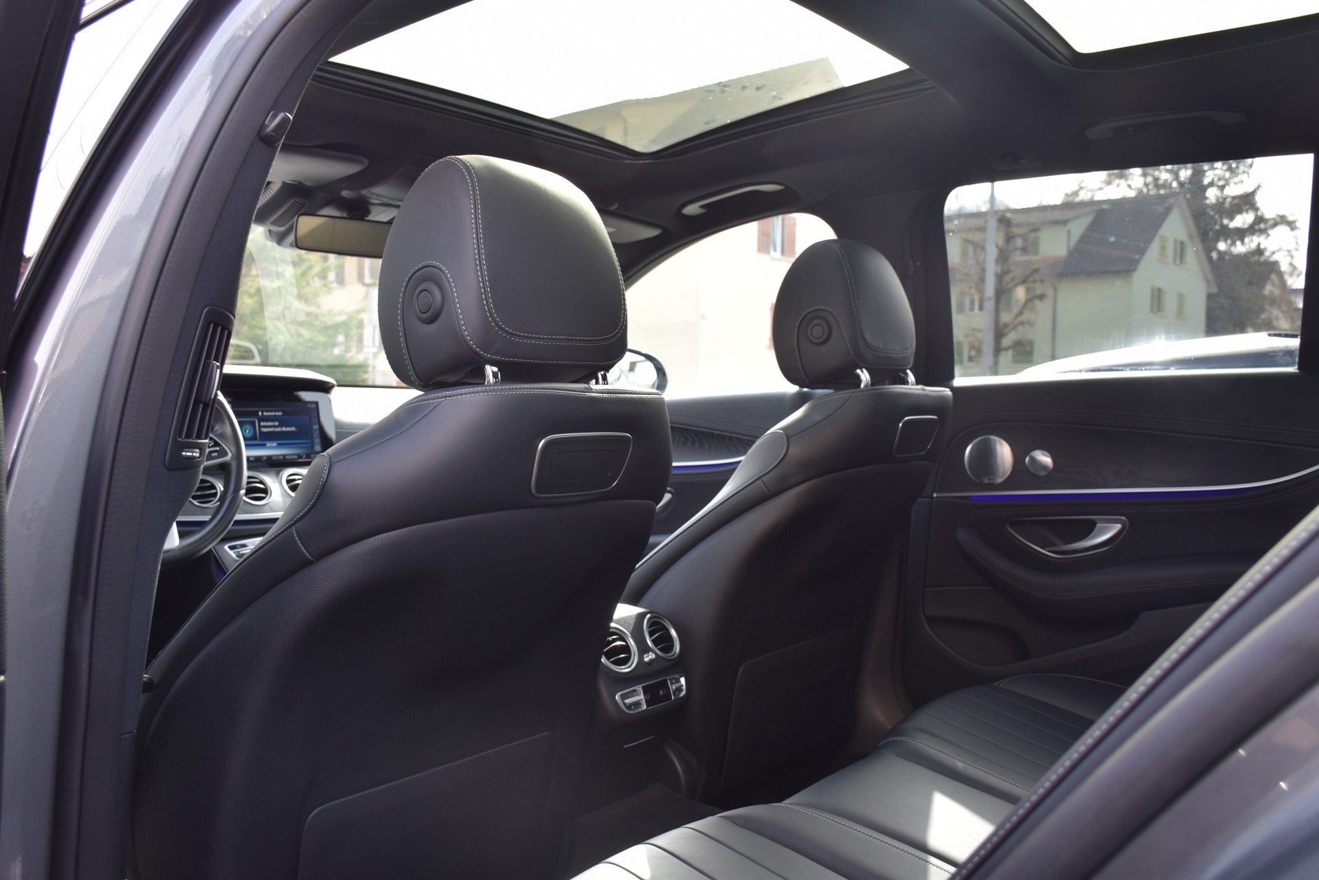 MERCEDES-BENZ E 220 d AMG Line 4Matic 9G-Tronic-image-14