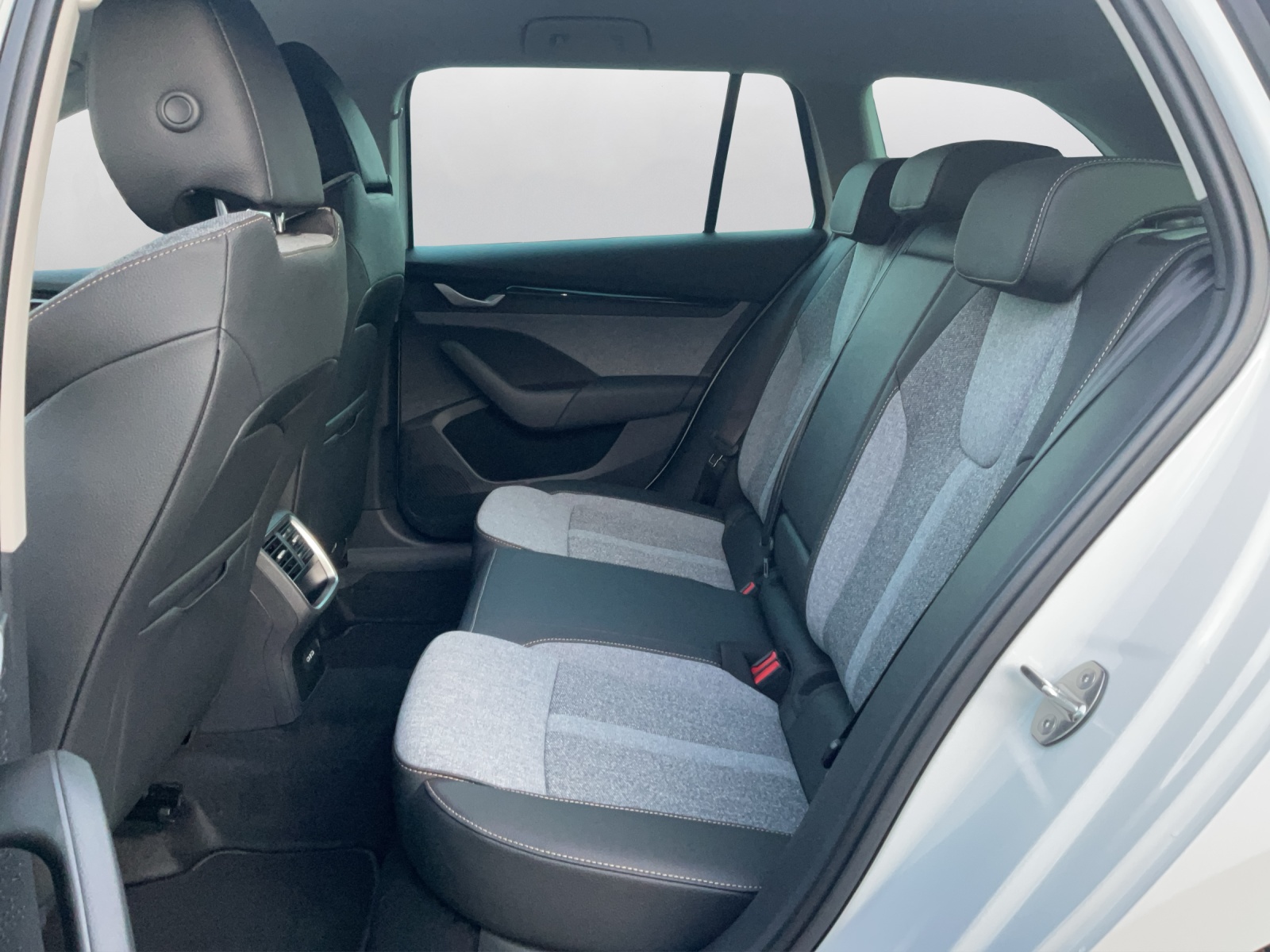 SKODA Octavia Combi 1.5 TSI mHEV DSG Selection-image-10