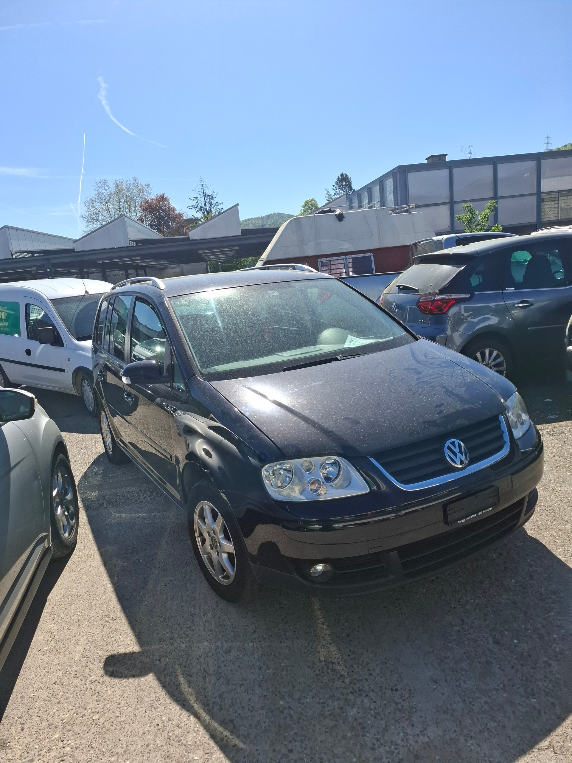 VW Touran 2.0 FSI Trendline-image-1