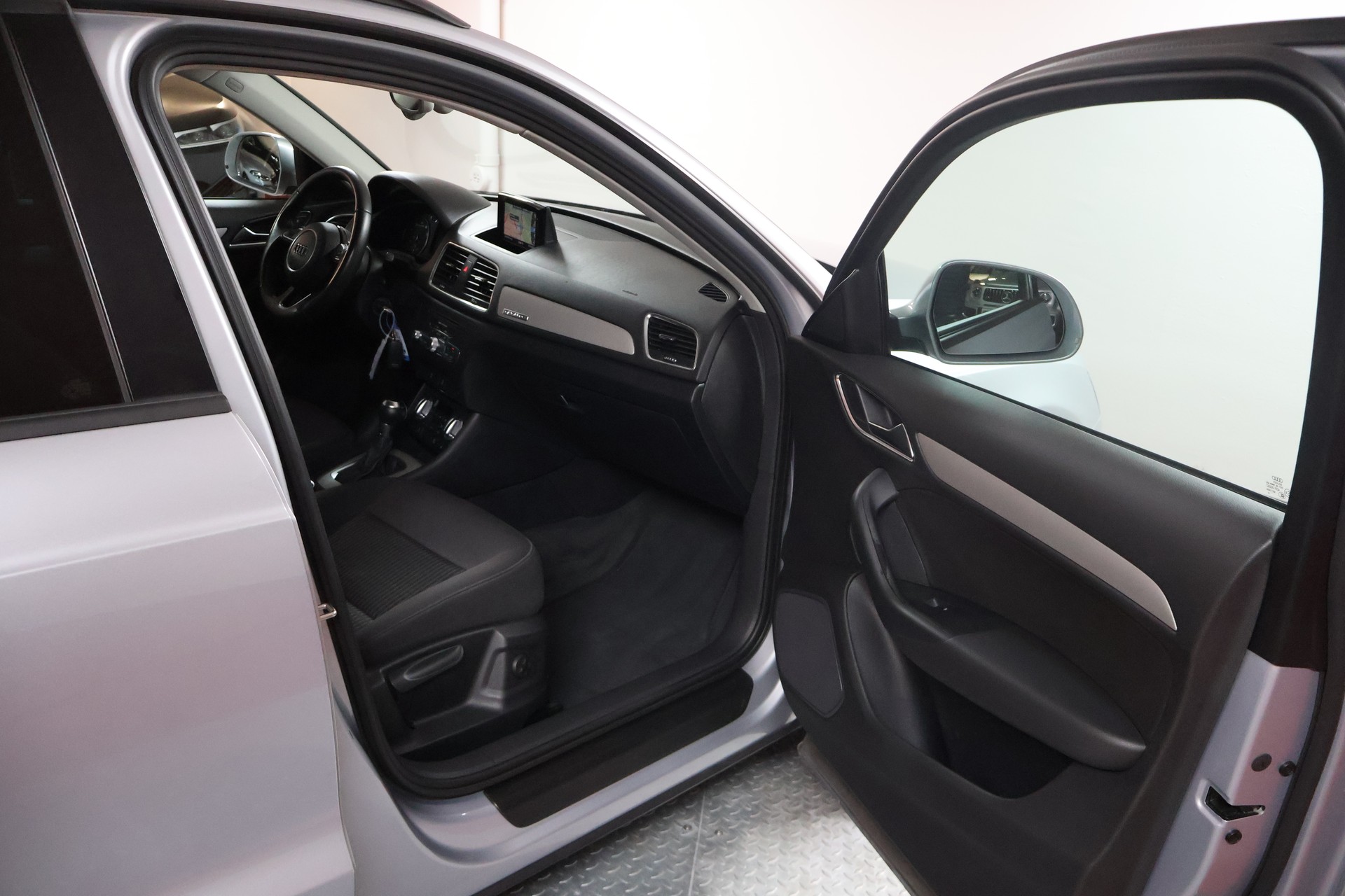 AUDI Q3 2.0 TFSI quattro S-tronic-image-11