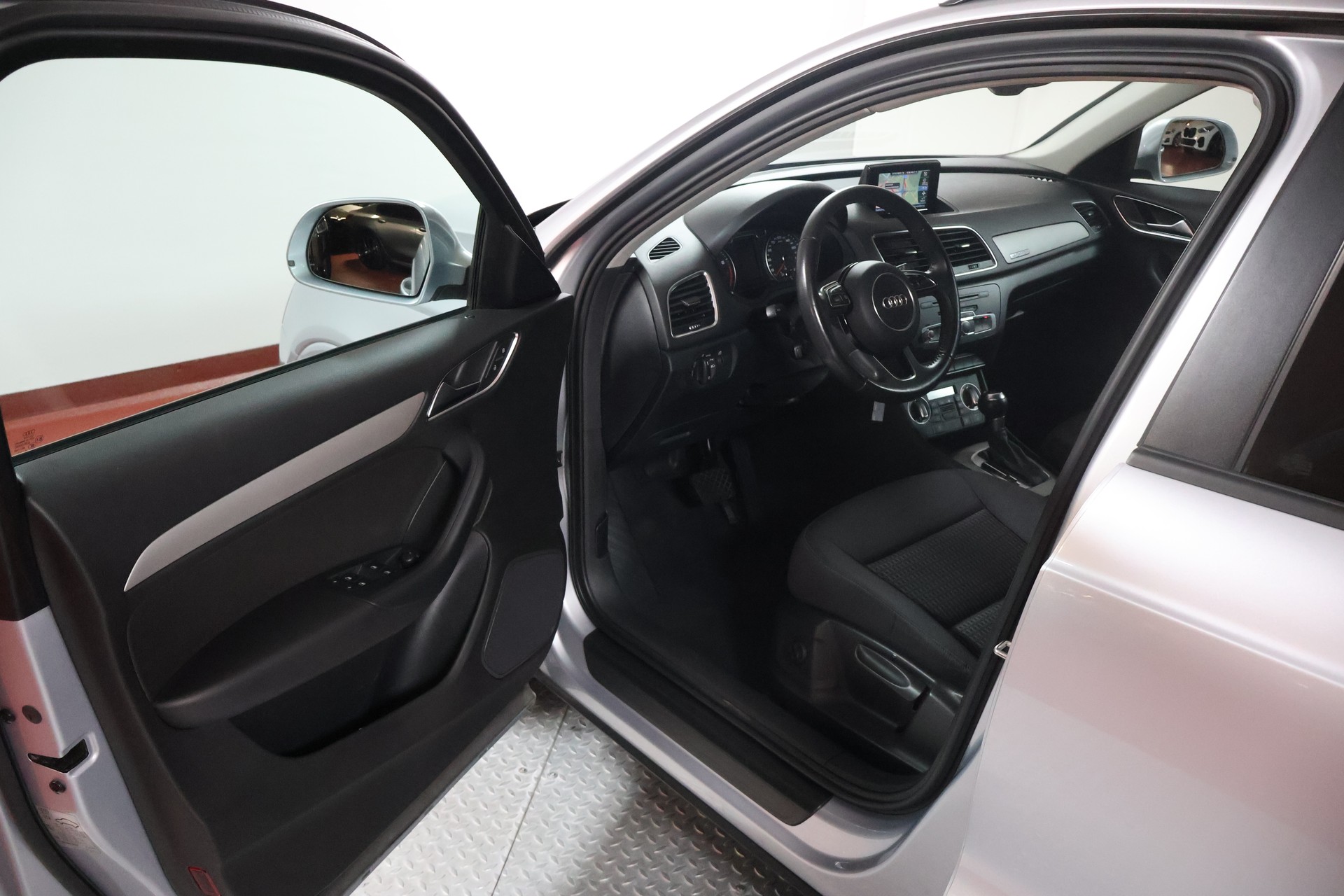 AUDI Q3 2.0 TFSI quattro S-tronic-image-5