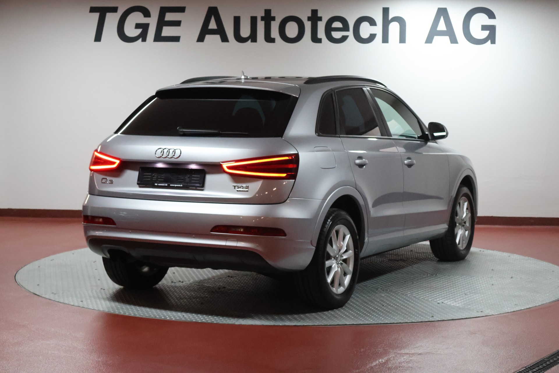 AUDI Q3 2.0 TFSI quattro S-tronic-image-18