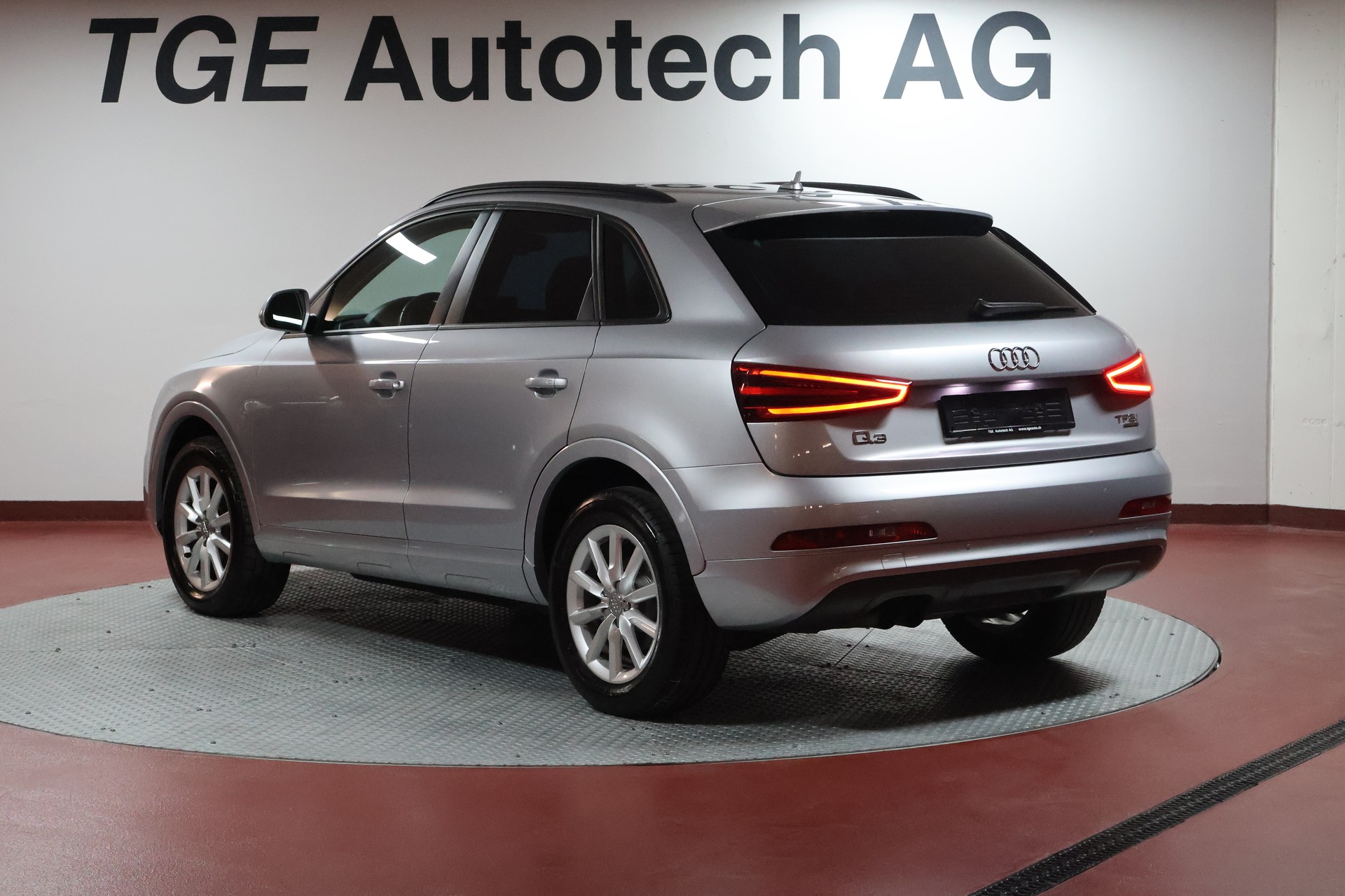 AUDI Q3 2.0 TFSI quattro S-tronic-image-17