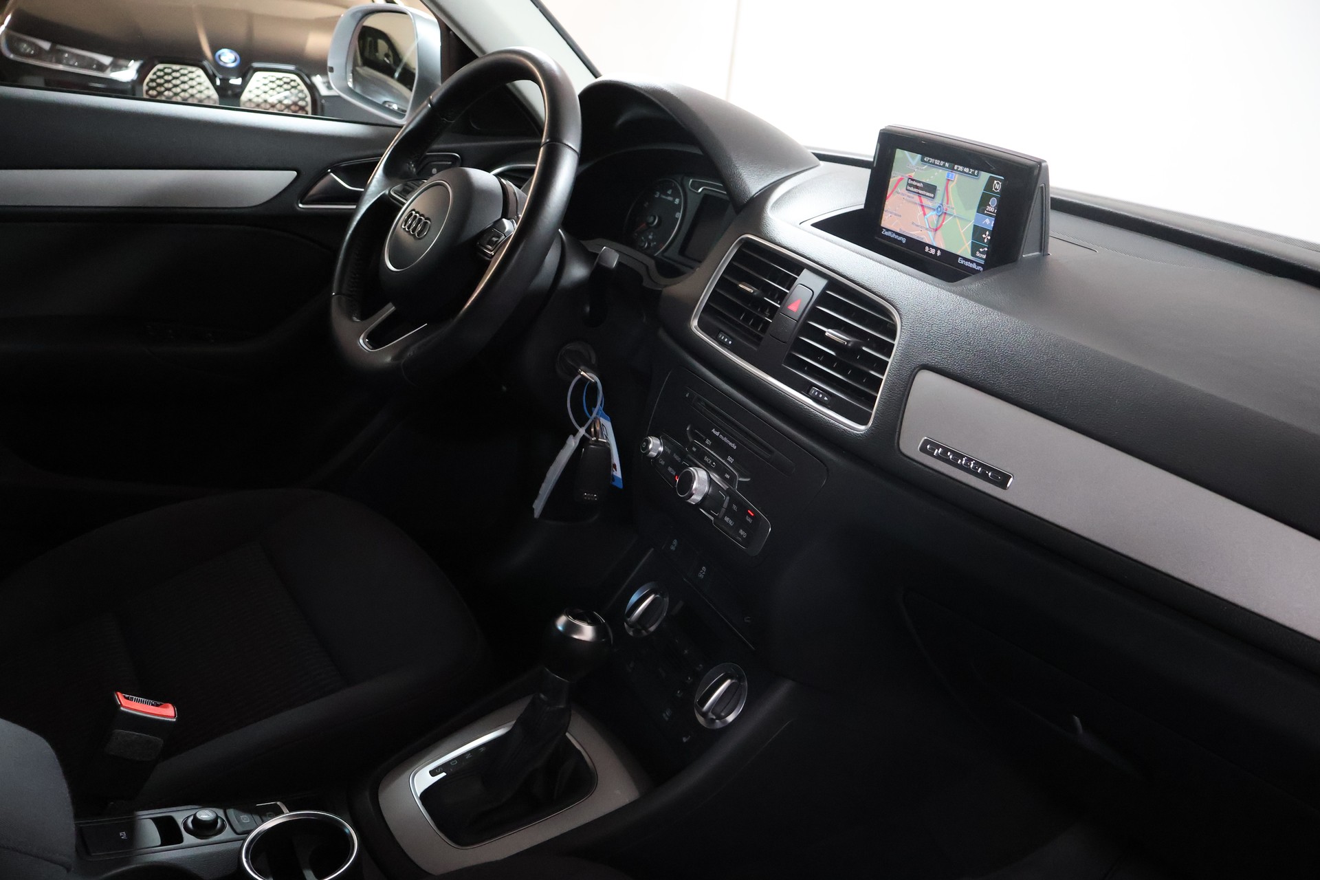 AUDI Q3 2.0 TFSI quattro S-tronic-image-9