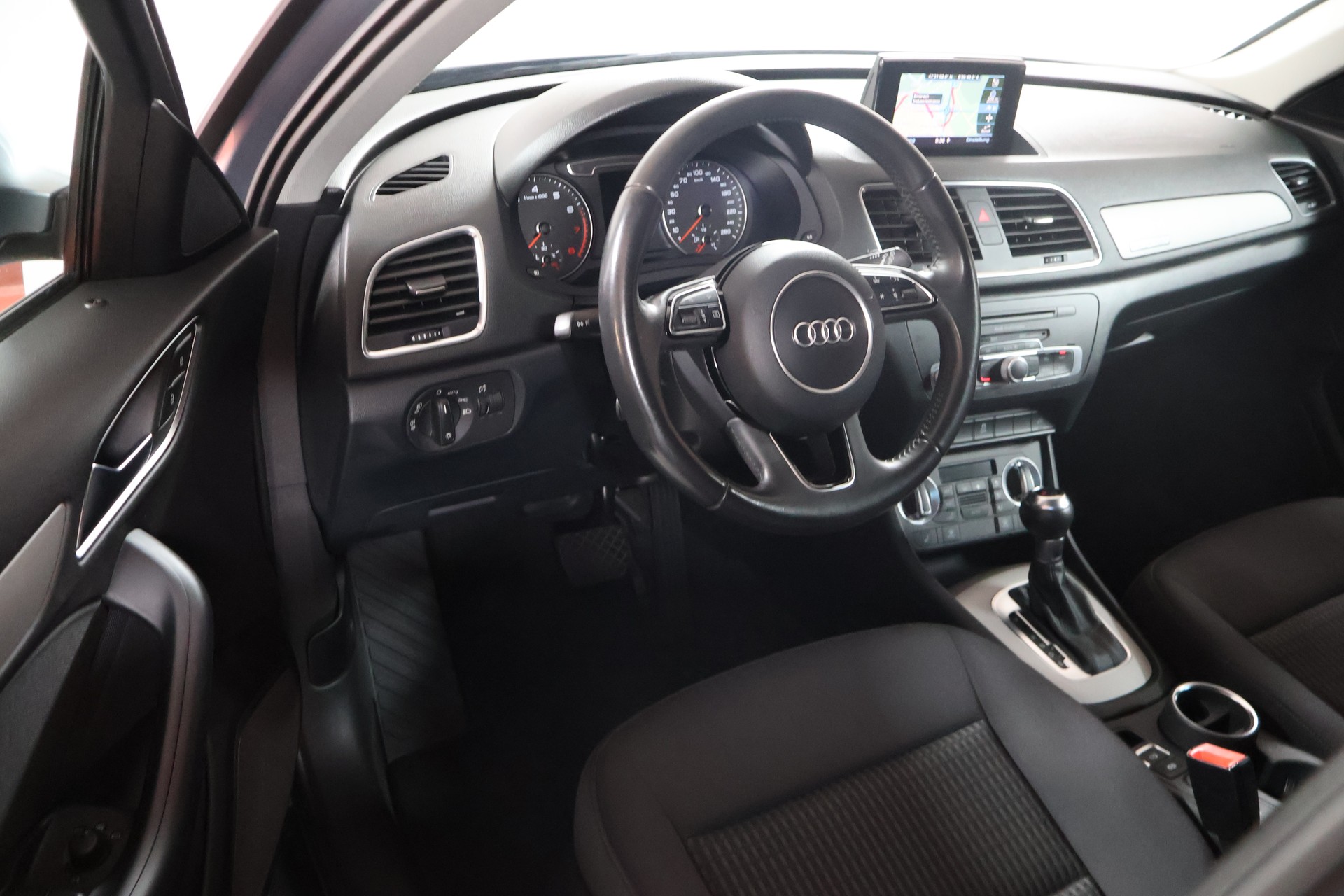 AUDI Q3 2.0 TFSI quattro S-tronic-image-6