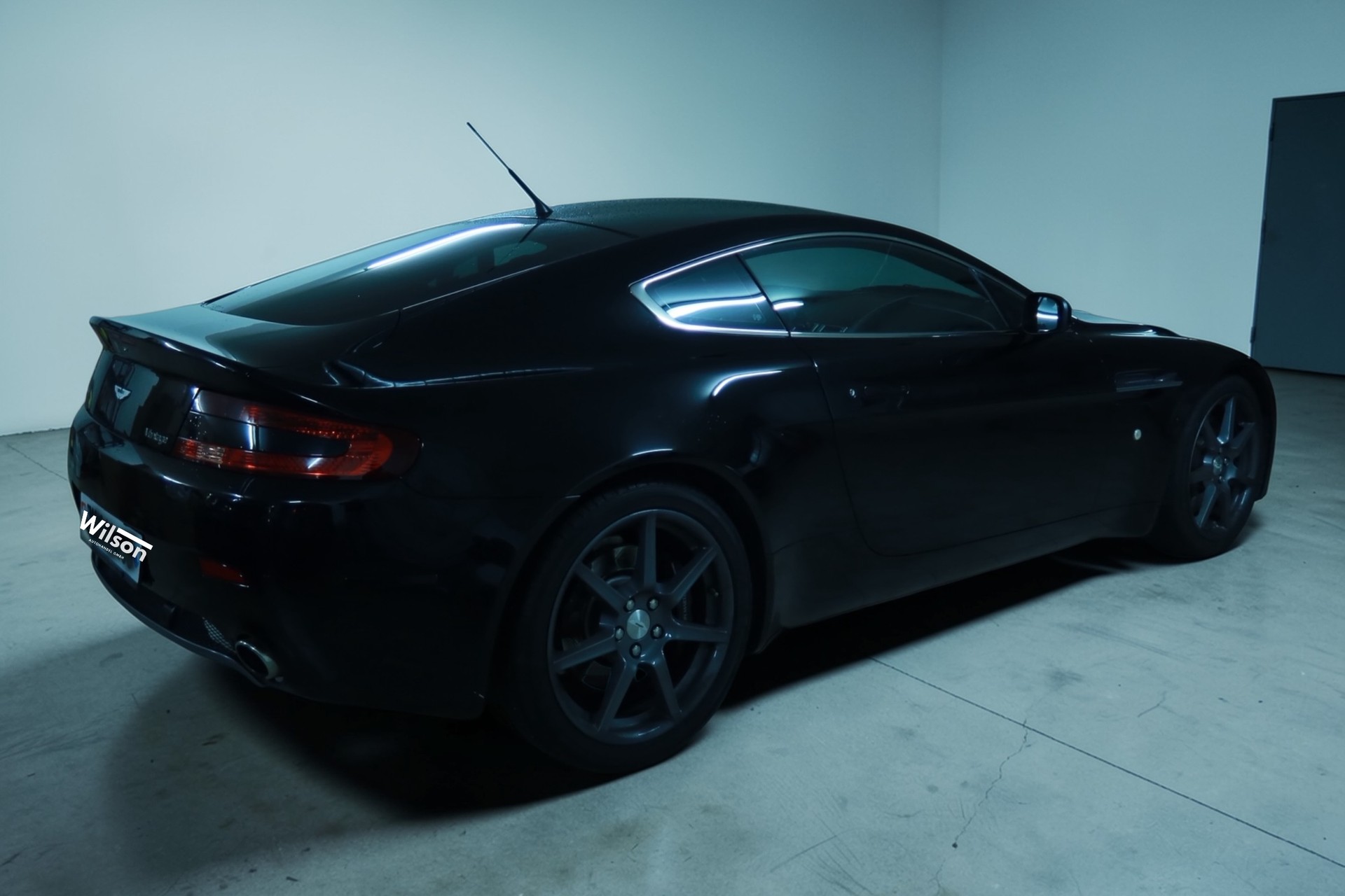 ASTON MARTIN V8 Vantage 4.3-showroom-element-3