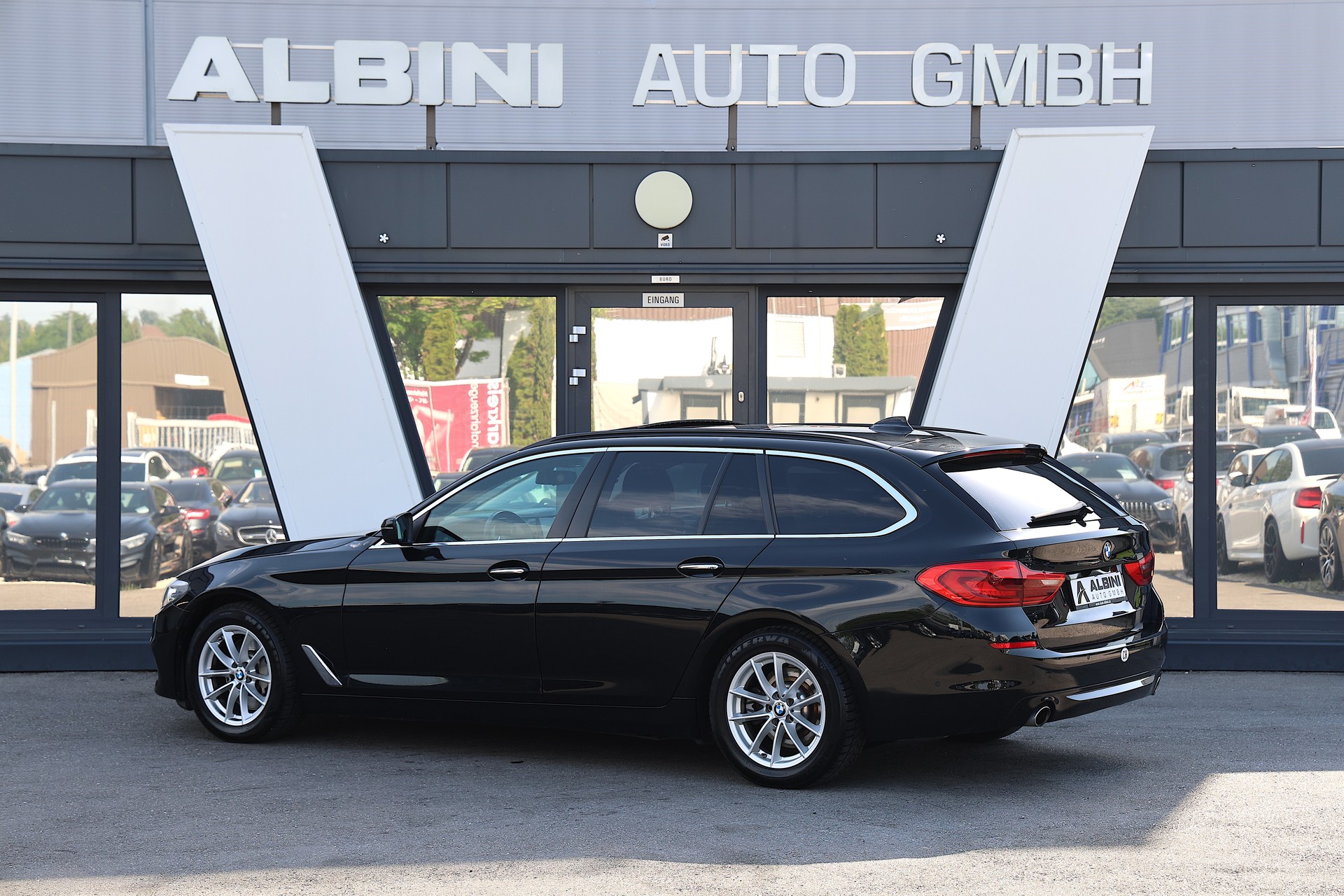 BMW 530i xDrive Touring Steptronic-showroom-element-3