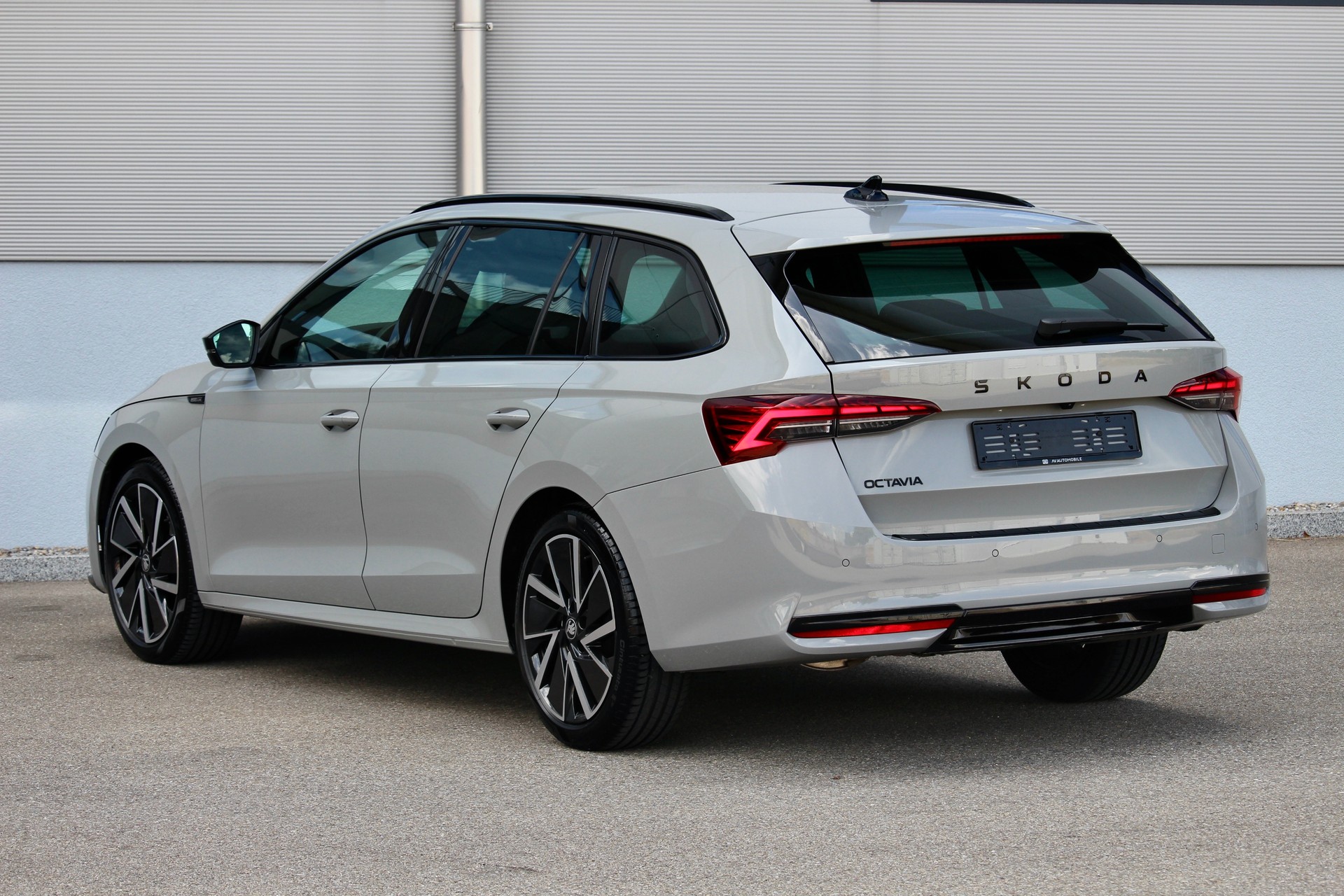 SKODA Octavia Combi 1.5 TSI mHEV DSG SportLine 150PS *FACELIFT *ELEKTR. AHK *STEEL GREY *BLACK PACKAGE *5 Jahre WERKS-GARANTIE!-image-6