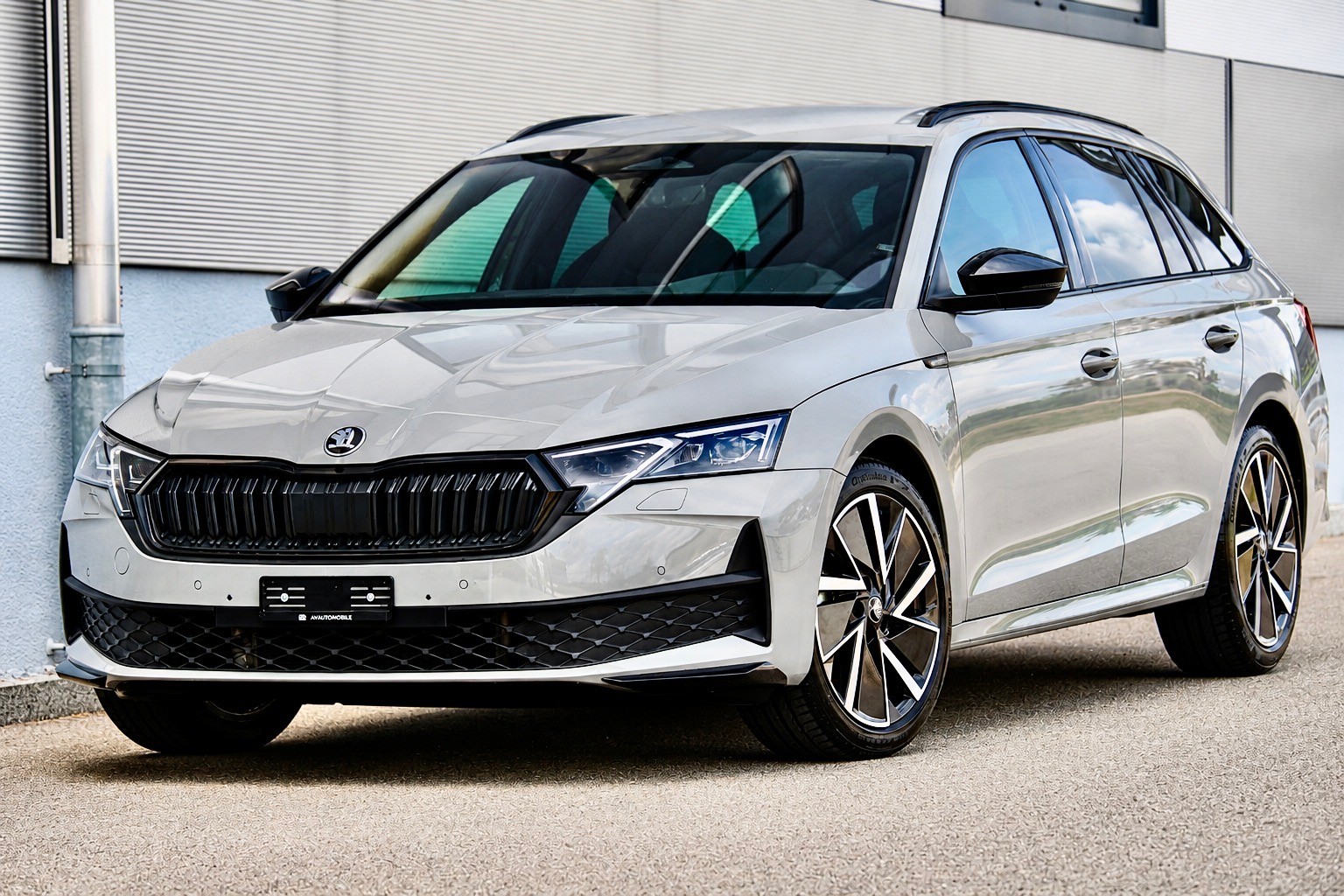 SKODA Octavia Combi 1.5 TSI mHEV DSG SportLine 150PS *FACELIFT *ELEKTR. AHK *STEEL GREY *BLACK PACKAGE *5 Jahre WERKS-GARANTIE!