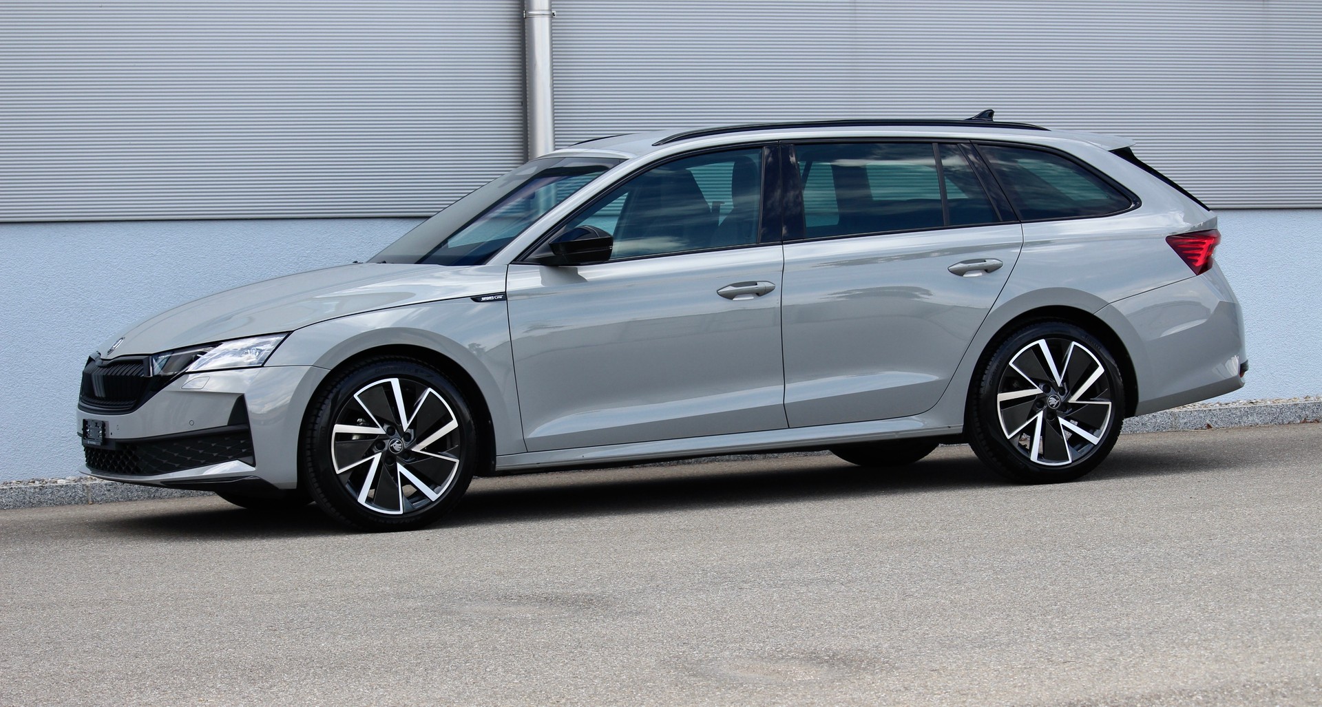SKODA Octavia Combi 1.5 TSI mHEV DSG SportLine 150PS *FACELIFT *ELEKTR. AHK *STEEL GREY *BLACK PACKAGE *5 Jahre WERKS-GARANTIE!-showroom-element-2
