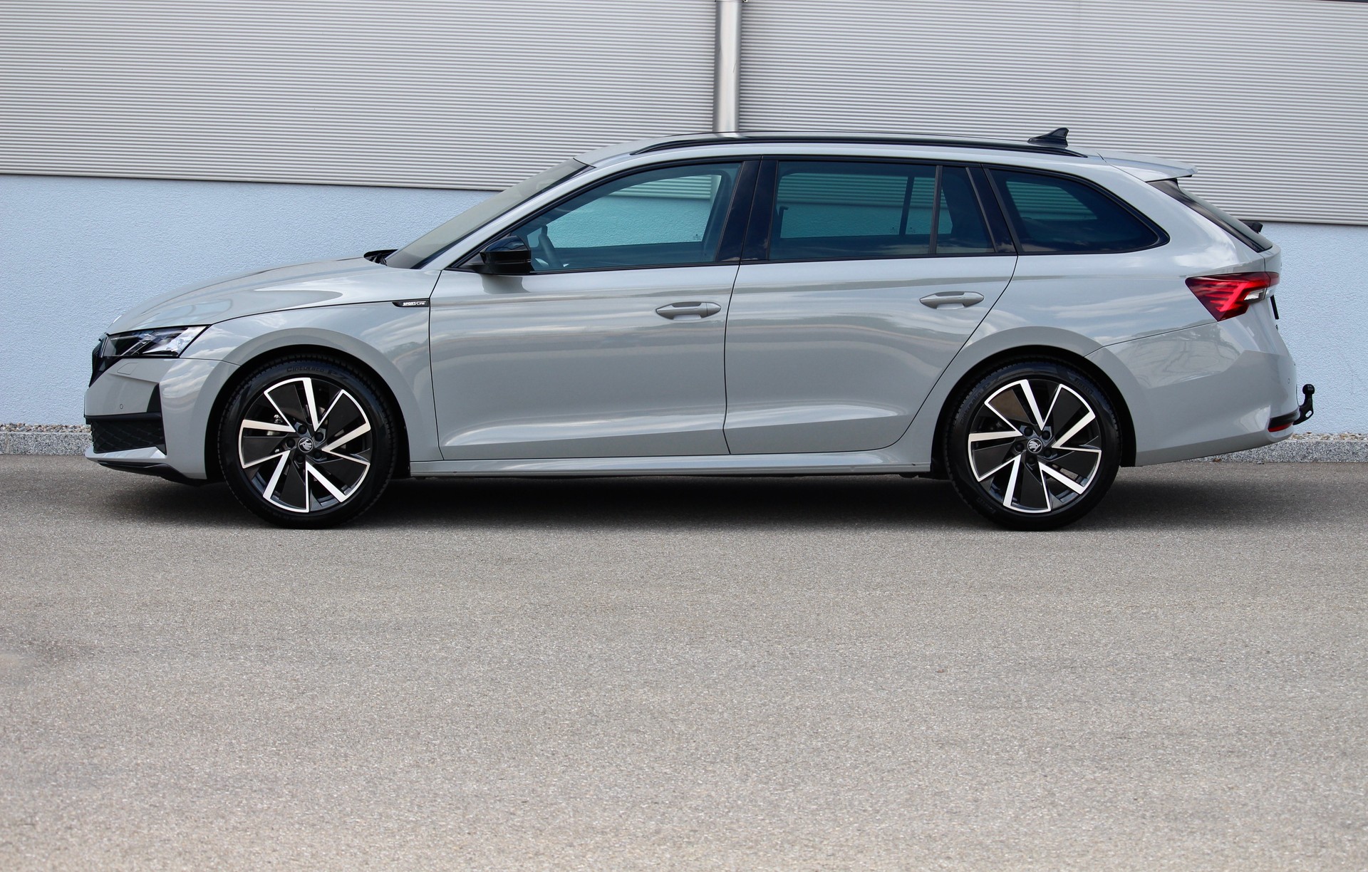 SKODA Octavia Combi 1.5 TSI mHEV DSG SportLine 150PS *FACELIFT *ELEKTR. AHK *STEEL GREY *BLACK PACKAGE *5 Jahre WERKS-GARANTIE!-showroom-element-3