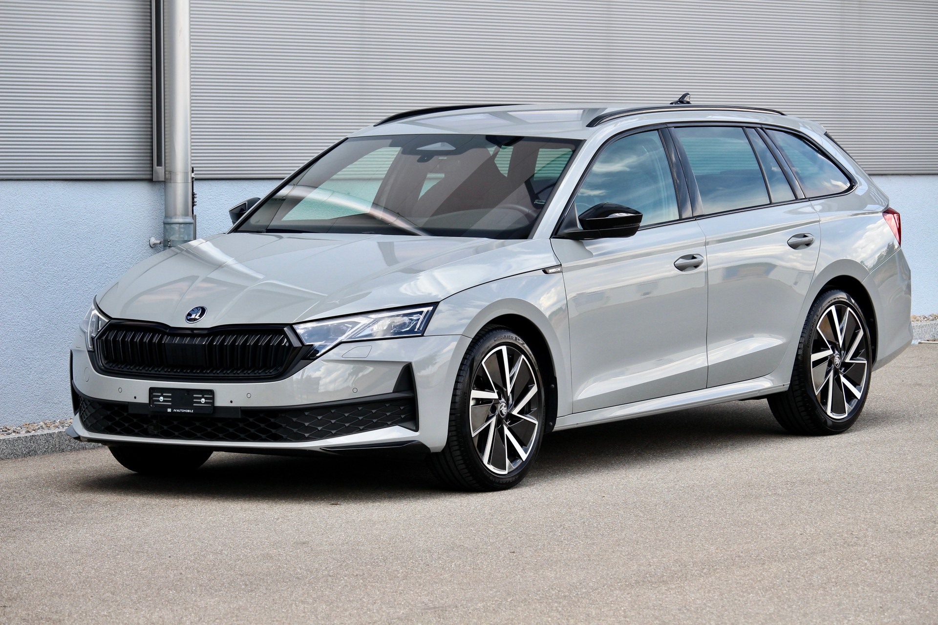 SKODA Octavia Combi 1.5 TSI mHEV DSG SportLine 150PS *FACELIFT *ELEKTR. AHK *STEEL GREY *BLACK PACKAGE *5 Jahre WERKS-GARANTIE!-showroom-element-1