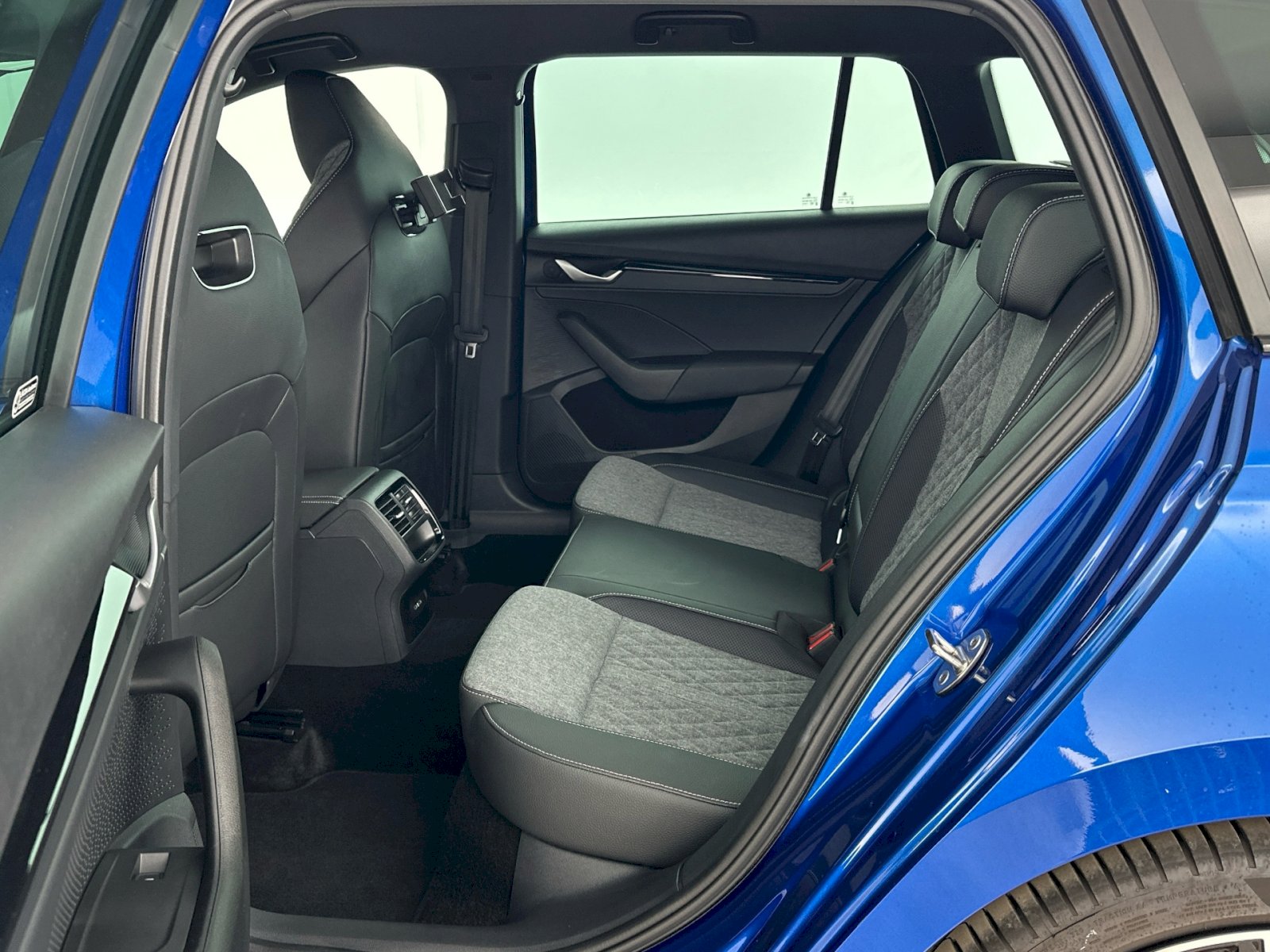 SKODA Octavia Combi 1.5 TSI mHEV DSG SportLine 150PS *FACELIFT *ELEKTR. AHK *RACE BLUE *BLACK PACKAGE *5 Jahre WERKS-GARANTIE!-image-6