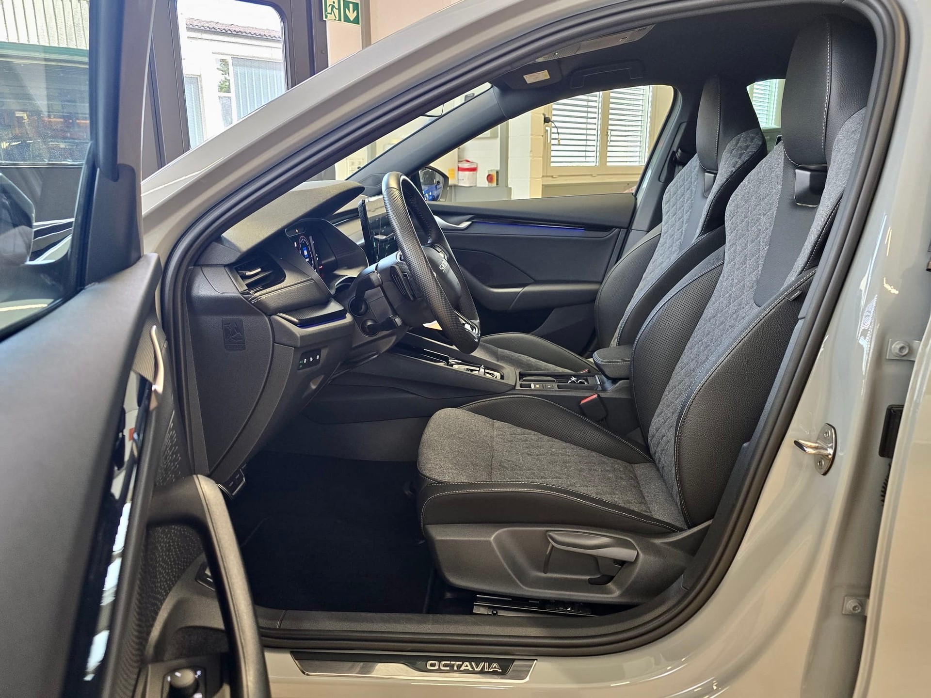 SKODA Octavia Combi 1.5 TSI mHEV DSG SportLine 150PS *FACELIFT *ELEKTR. AHK *STEEL GREY *BLACK PACKAGE *5 Jahre WERKS-GARANTIE!-image-12
