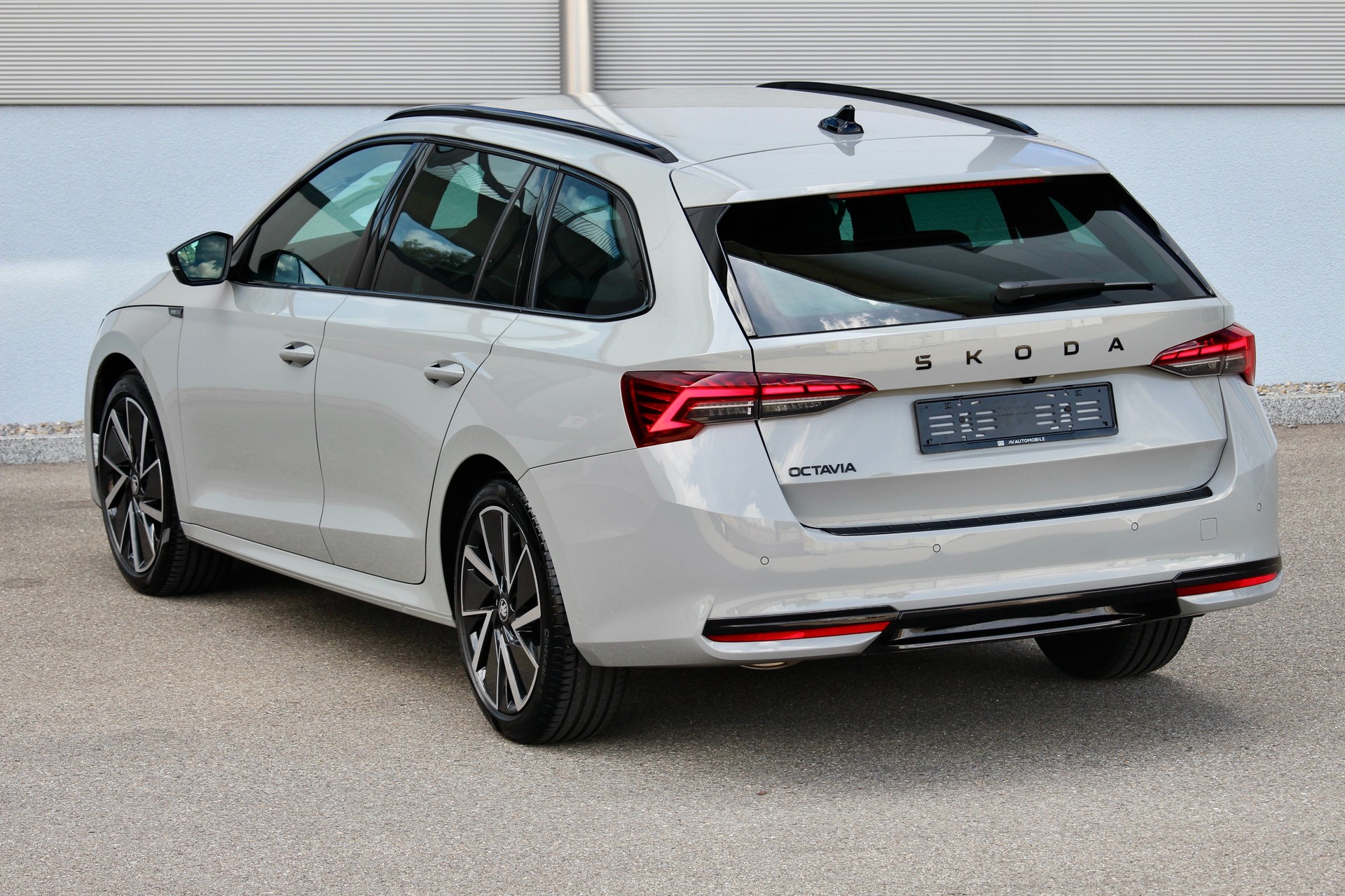 SKODA Octavia Combi 1.5 TSI mHEV DSG SportLine 150PS *FACELIFT *ELEKTR. AHK *STEEL GREY *BLACK PACKAGE *5 Jahre WERKS-GARANTIE!-image-7