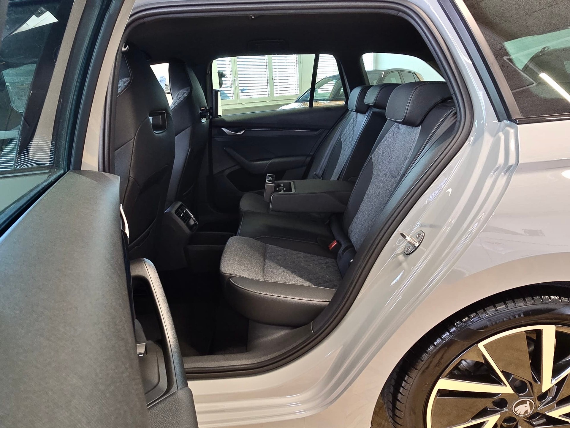 SKODA Octavia Combi 1.5 TSI mHEV DSG SportLine 150PS *FACELIFT *ELEKTR. AHK *STEEL GREY *BLACK PACKAGE *5 Jahre WERKS-GARANTIE!-image-13
